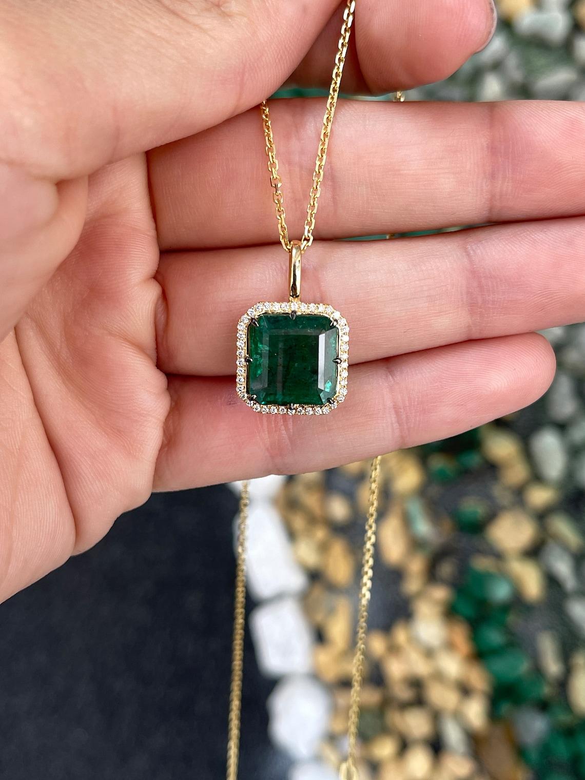 6,97 Karat 14K Asscher-Schliff Smaragd & Diamant Halo-Anhänger Dunkelgrüner Smaragd Damen im Angebot