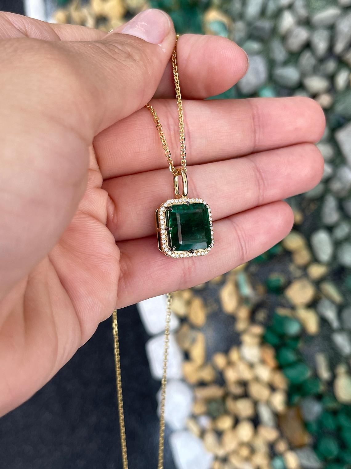 6,97 Karat 14K Asscher-Schliff Smaragd & Diamant Halo-Anhänger Dunkelgrüner Smaragd im Angebot 1