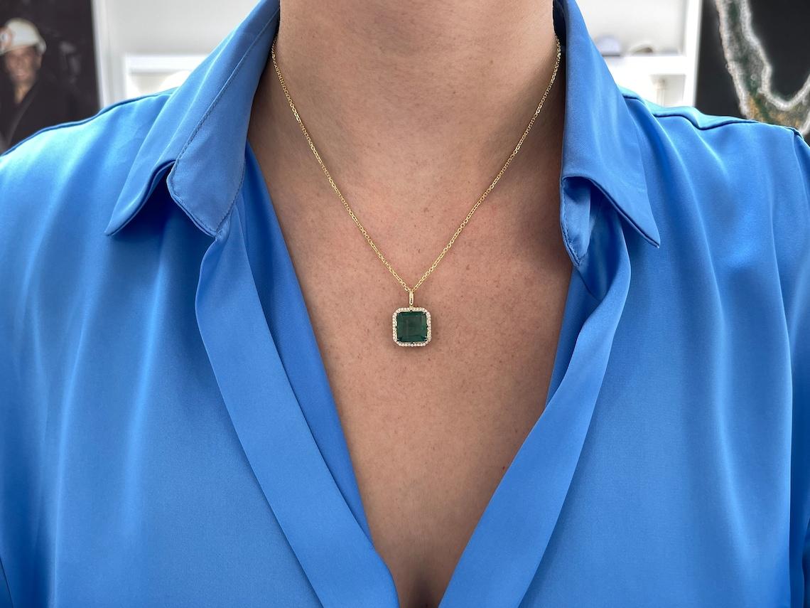 6,97 Karat 14K Asscher-Schliff Smaragd & Diamant Halo-Anhänger Dunkelgrüner Smaragd im Angebot 2