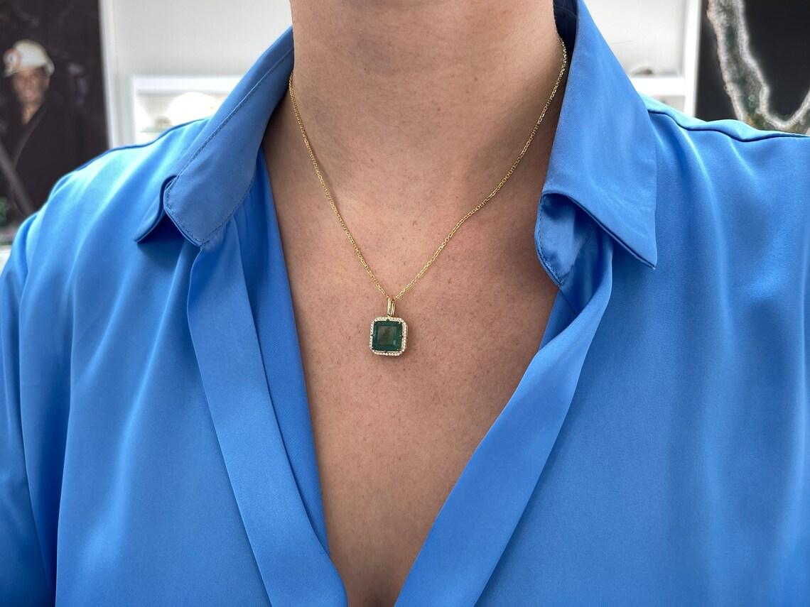 6,97 Karat 14K Asscher-Schliff Smaragd & Diamant Halo-Anhänger Dunkelgrüner Smaragd im Angebot 3