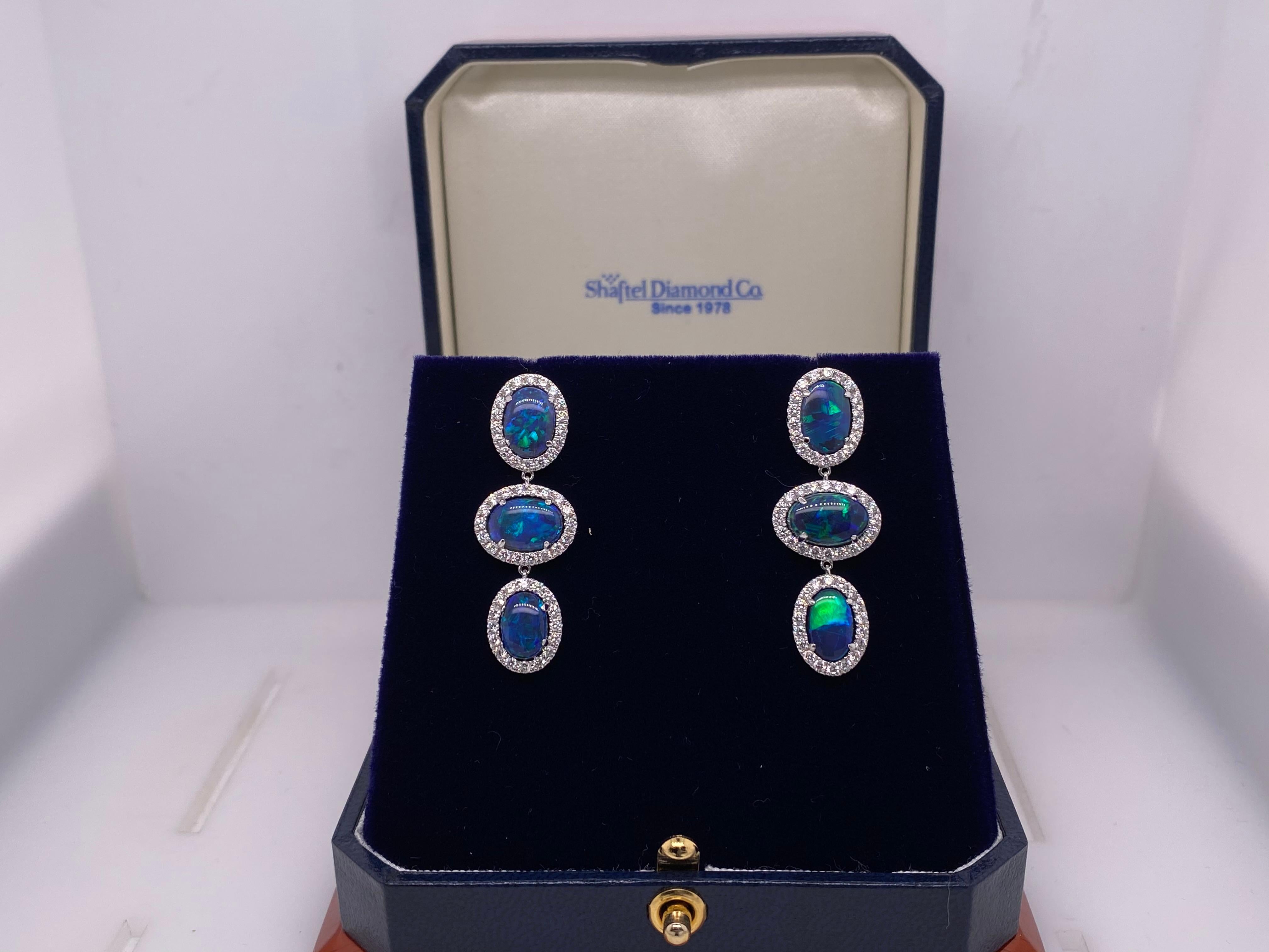 6,97 Karat australischer blauer/grüner Opaltropfenohrringe mit 1,57 Karat Diamant Halos (Ovalschliff) im Angebot