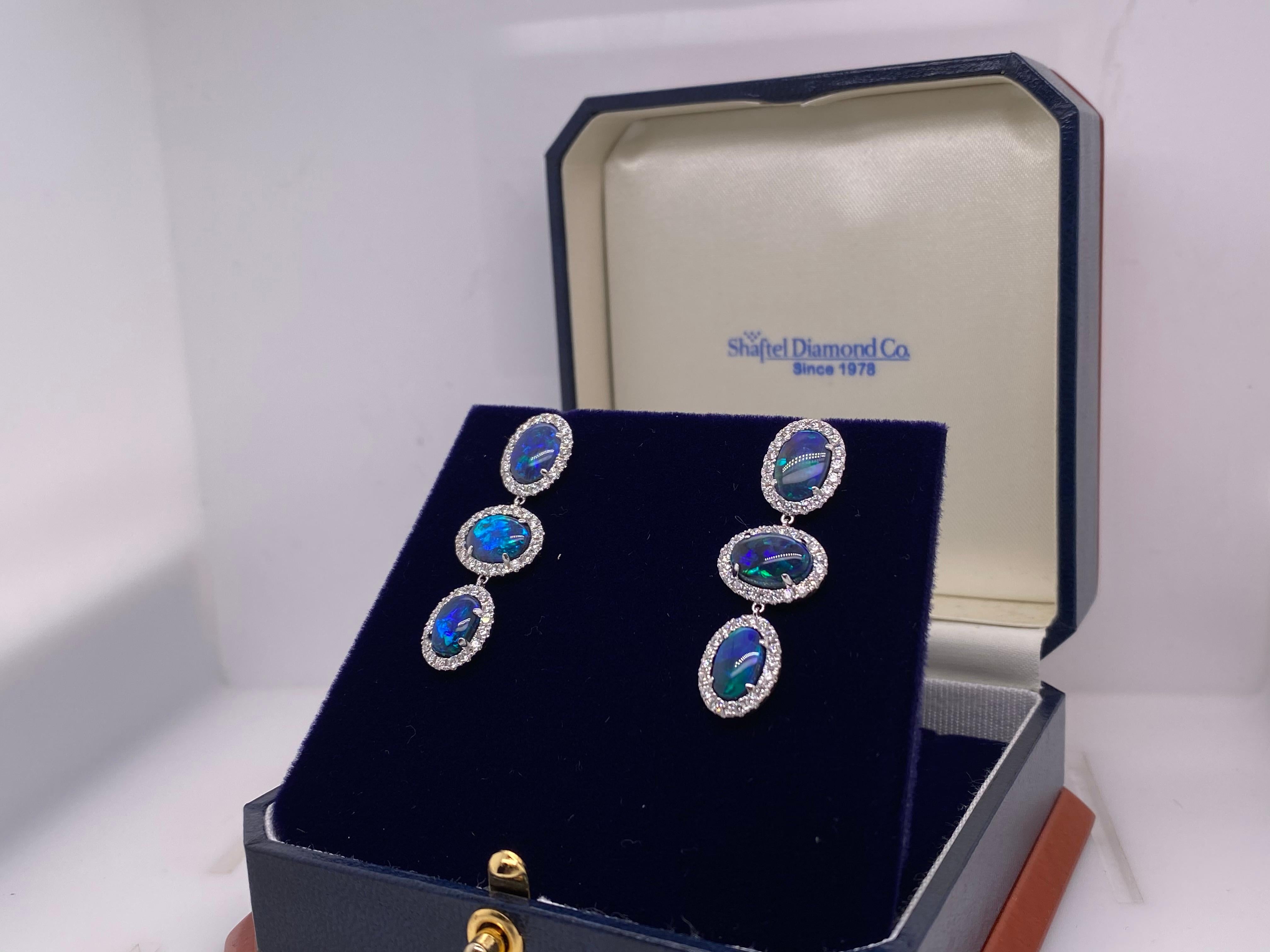 6,97 Karat australischer blauer/grüner Opaltropfenohrringe mit 1,57 Karat Diamant Halos im Zustand „Neu“ im Angebot in Houston, TX