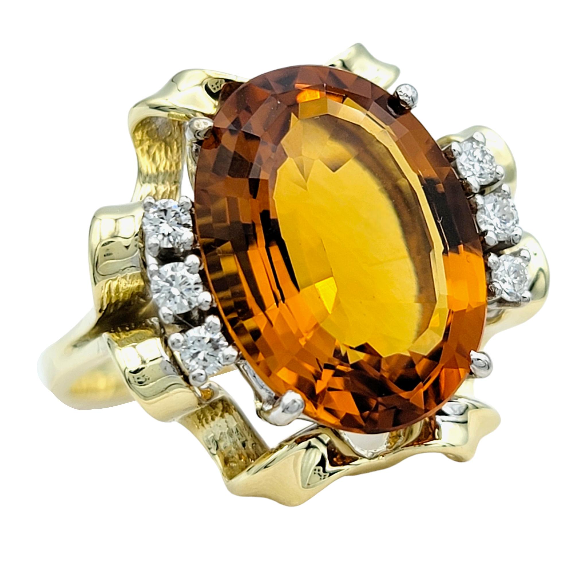 Ringgröße: 9.5

Dieser atemberaubende Cocktailring mit orangefarbenem Citrin und Diamanten im Ovalschliff ist ein wahres Meisterwerk der Handwerkskunst. In der Mitte dieses Rings befindet sich ein 6,89 Karat schwerer orangefarbener Citrin, der Wärme