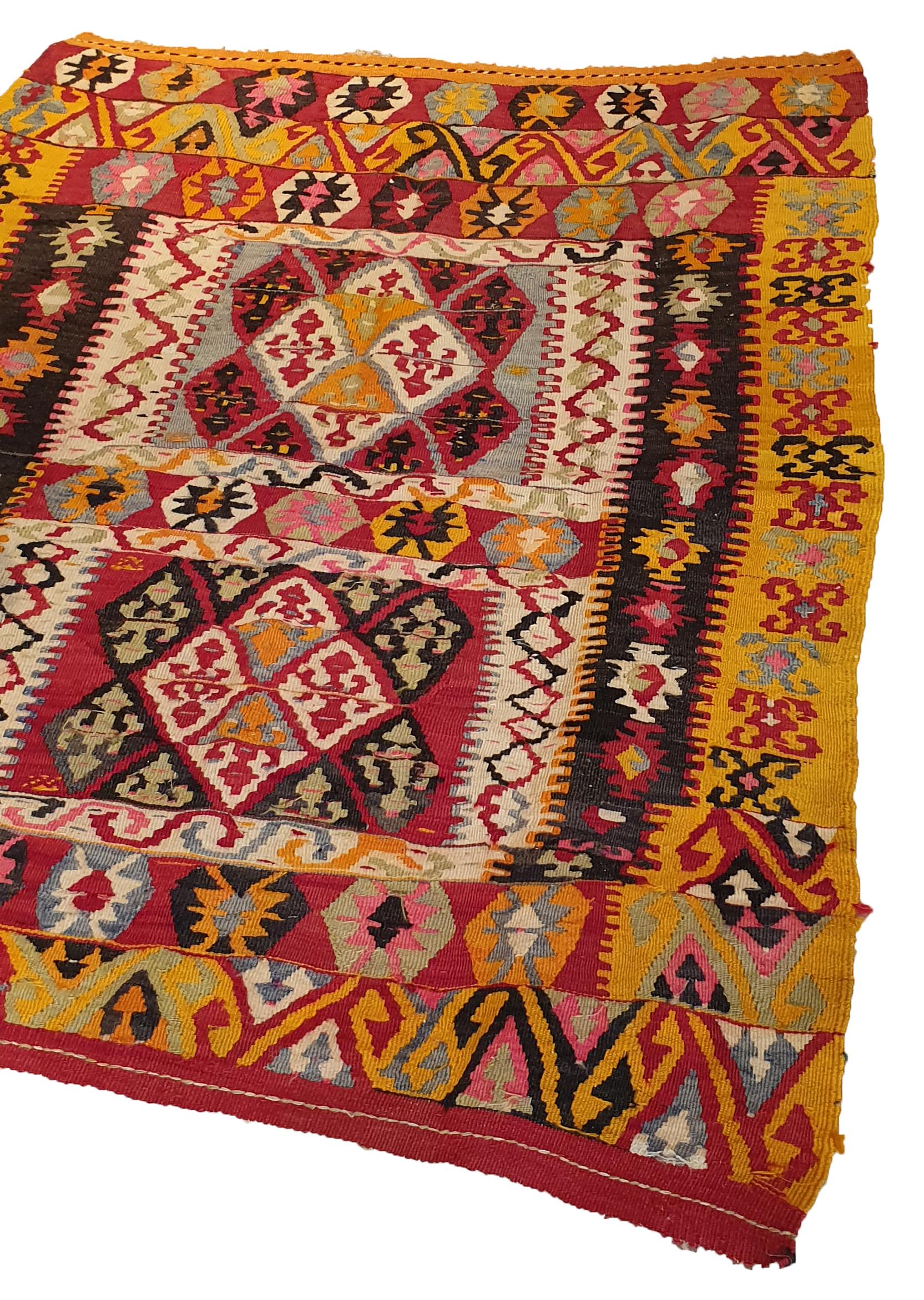 N° 698 - Kilim Sivas handmade in Turkey in 19th century
High quality, beautiful graphics and remarkable finesse.
Perfect state of preservation.

Measures: 135 x 110 cm.
     