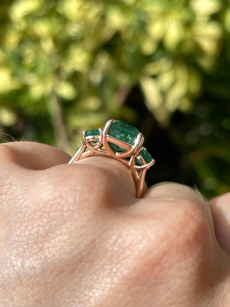 6.98tcw 14K Emerald Cut & Round Emerald Trilogy Ring - Deep Green 585 Rose Gold For Sale 4