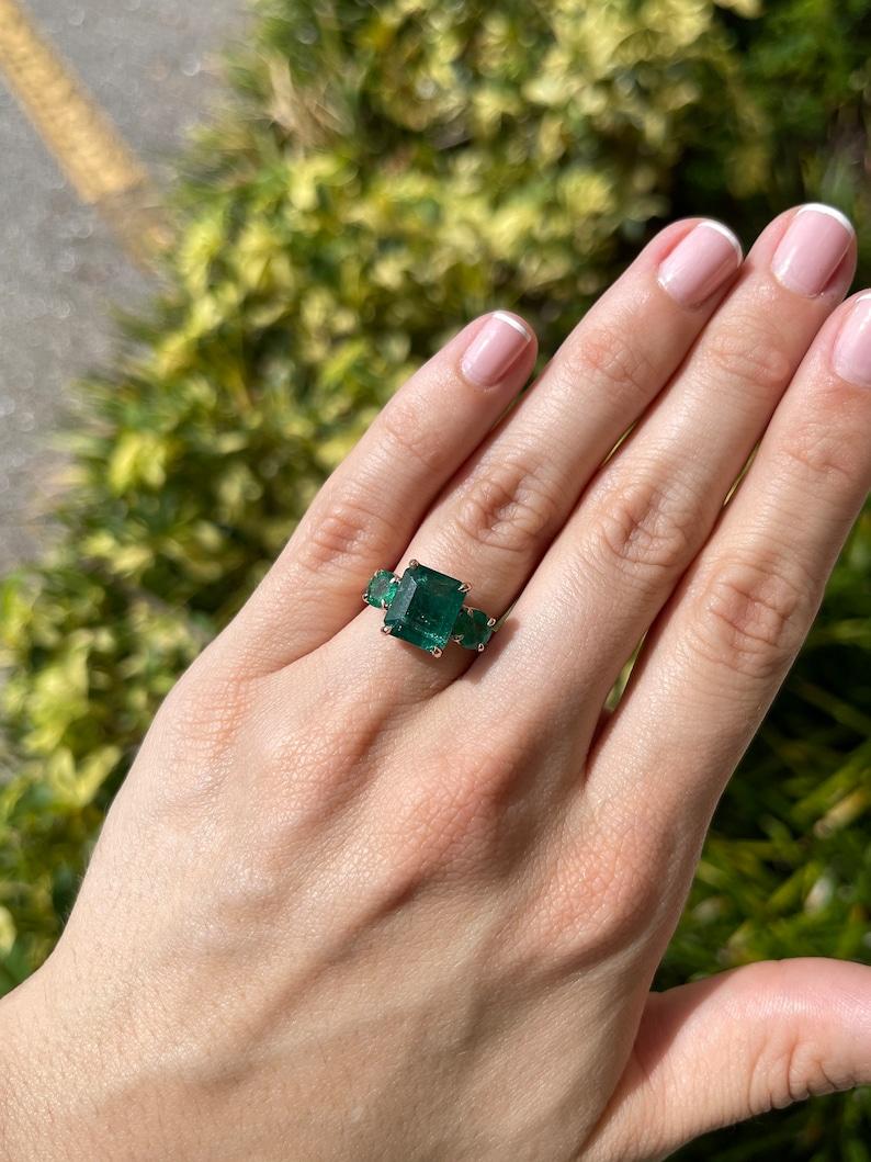 6.98tcw 14K Emerald Cut & Round Emerald Trilogy Ring - Deep Green 585 Rose Gold For Sale 1