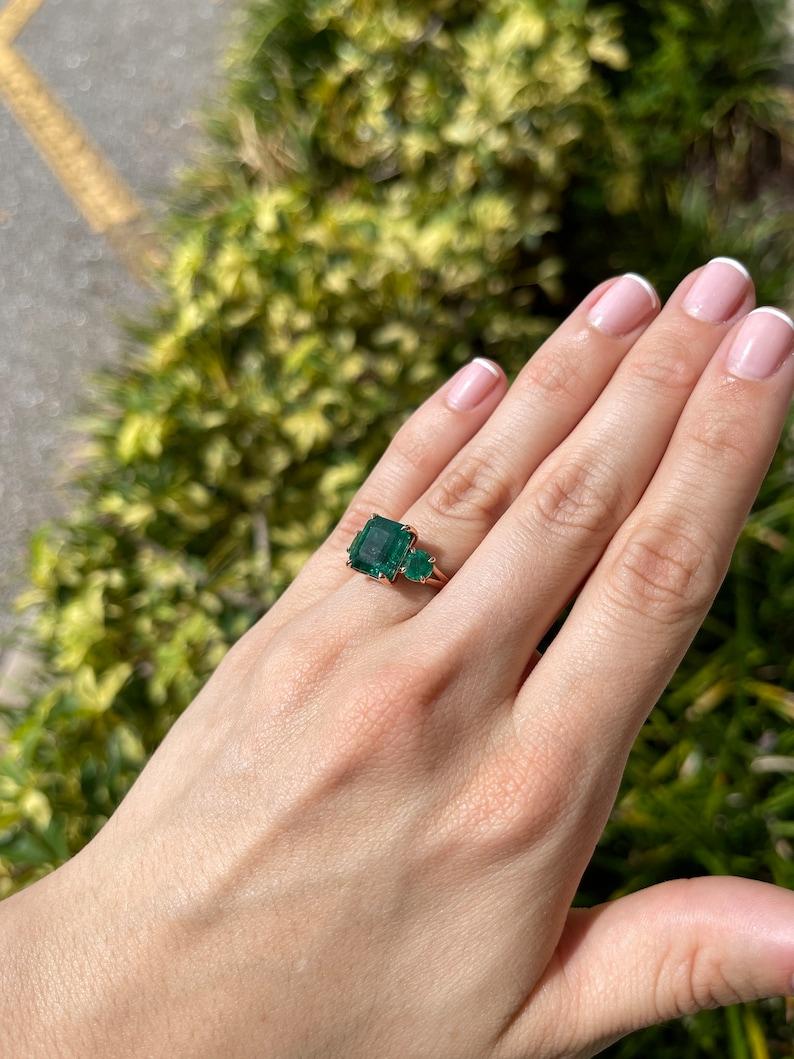 6.98tcw 14K Emerald Cut & Round Emerald Trilogy Ring - Deep Green 585 Rose Gold For Sale 2