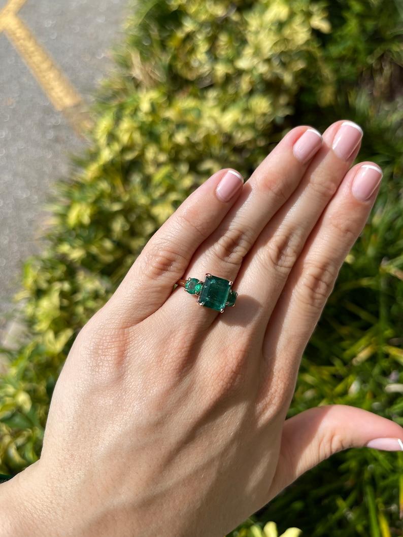 6.98tcw 14K Emerald Cut & Round Emerald Trilogy Ring - Deep Green 585 Rose Gold For Sale 3