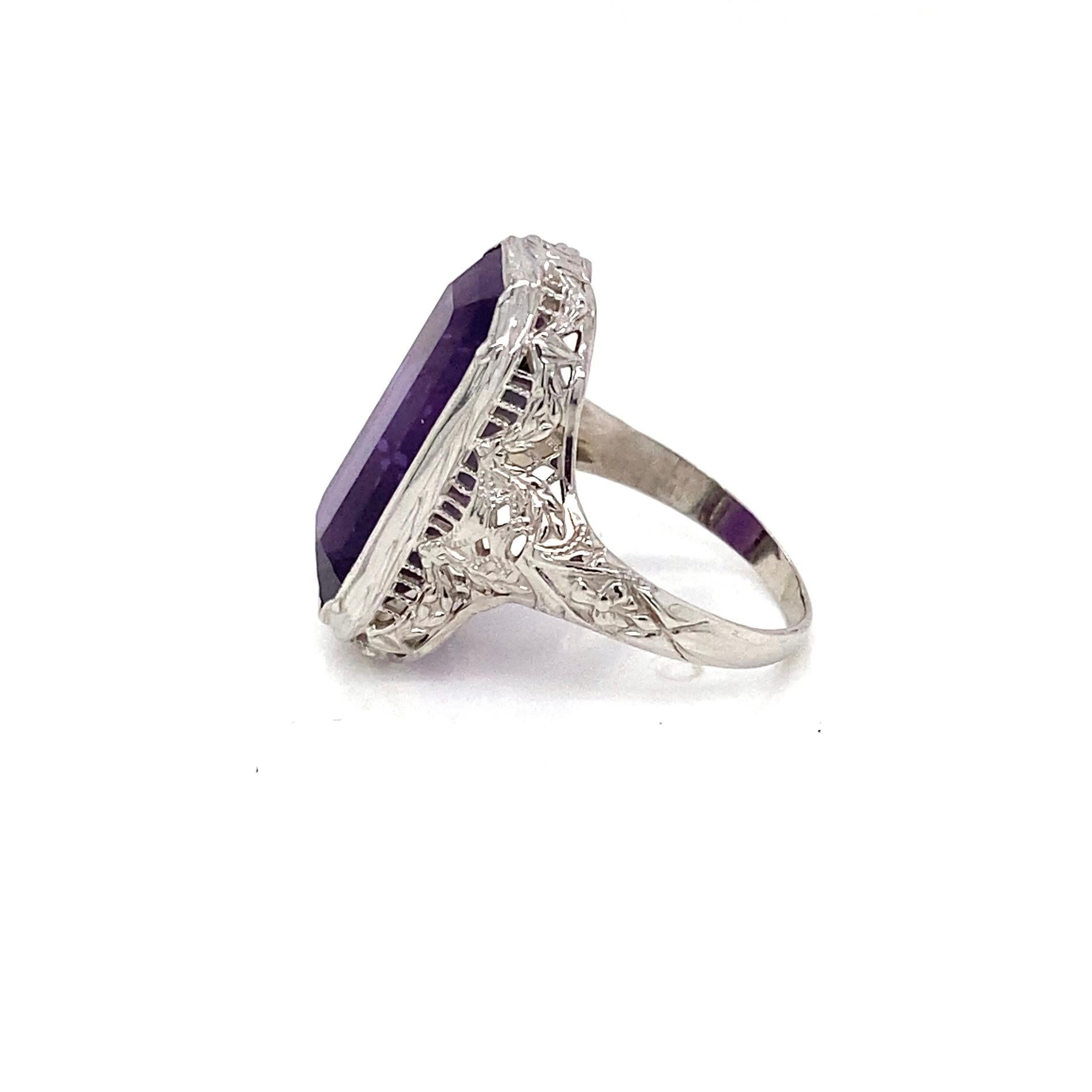 6.99 Carat Emerald Cut Amethyst and 14K White Gold Art Deco 1930s Cocktail Ring Corte esmeralda en venta