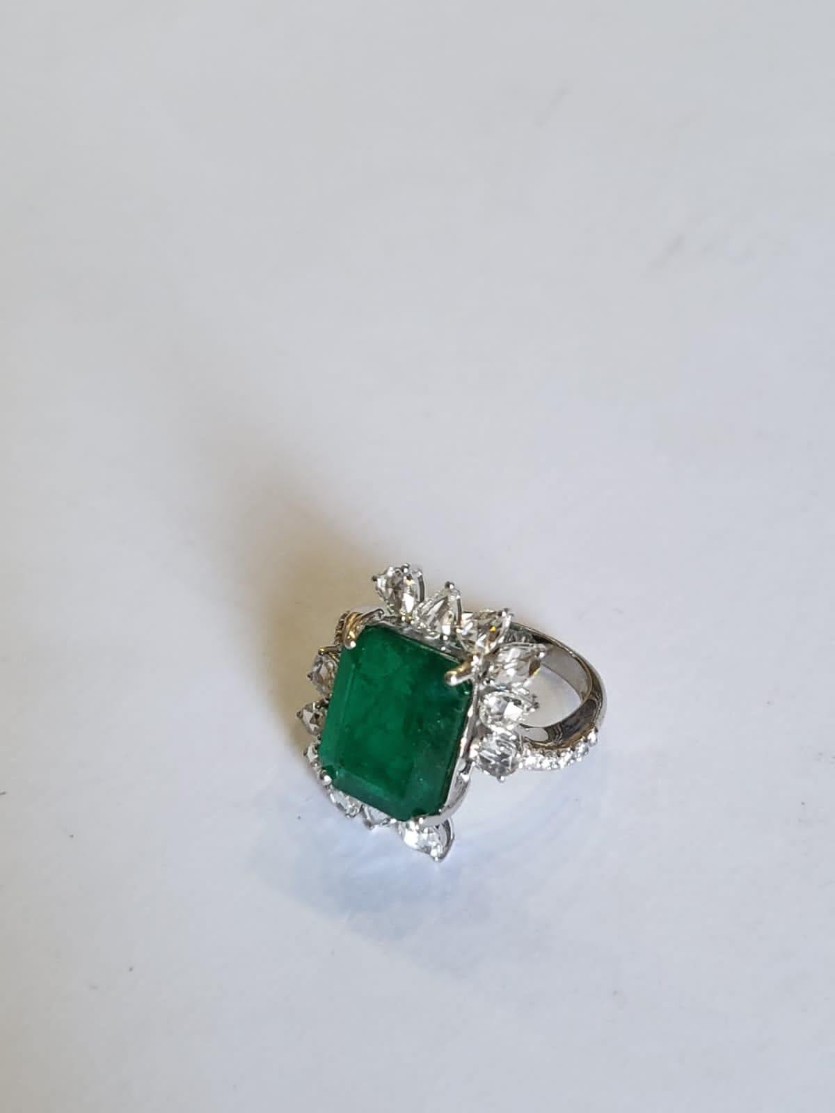 Verlobungsring mit 6,99 Karat natürlichem sambischem Smaragd und Diamanten im Rosenschliff für Damen oder Herren im Angebot