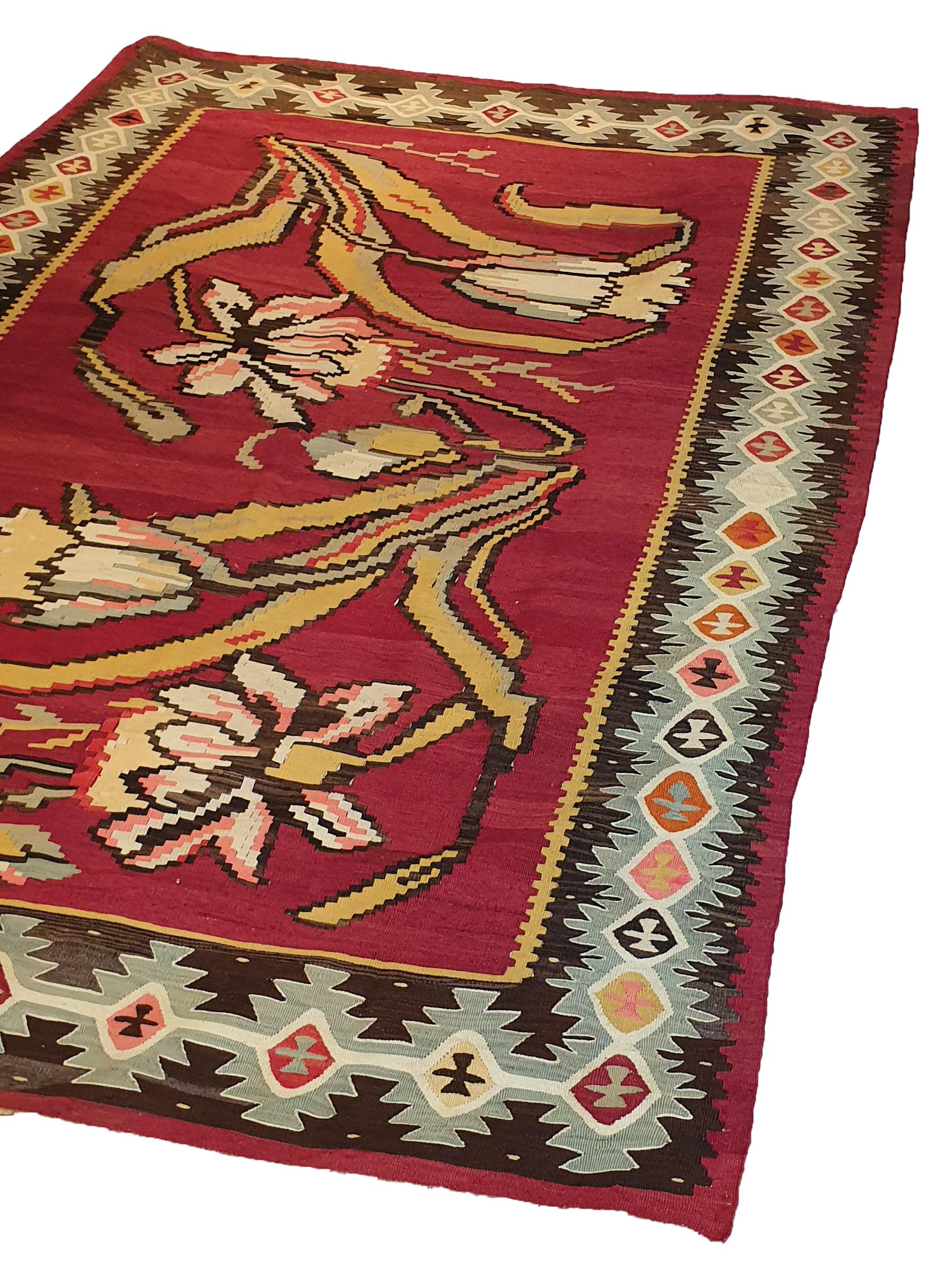 N° 699, Kilim Sarloye handmade in Turkey in 19th century
High quality, beautiful graphics and remarkable finesse.
Perfect state of preservation.

Measures: 200 x 140 cm.
  