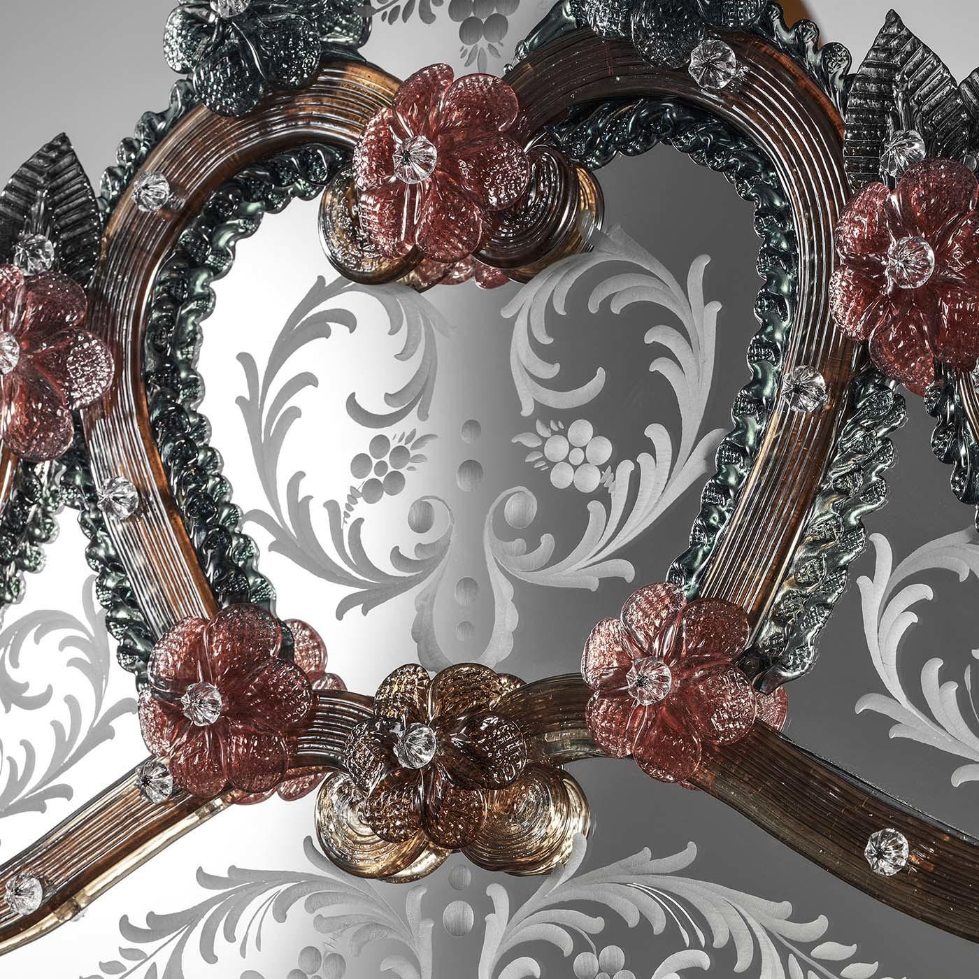 Dieser atemberaubende Spiegel zelebriert die exquisite Handwerkskunst und die Tradition mundgeblasener Muranoglas-Artefakte. Er ist ein Kunstwerk, das über einem Kaminsims, einer Konsole oder in einem Schlafzimmer oder einer Damentoilette für einen