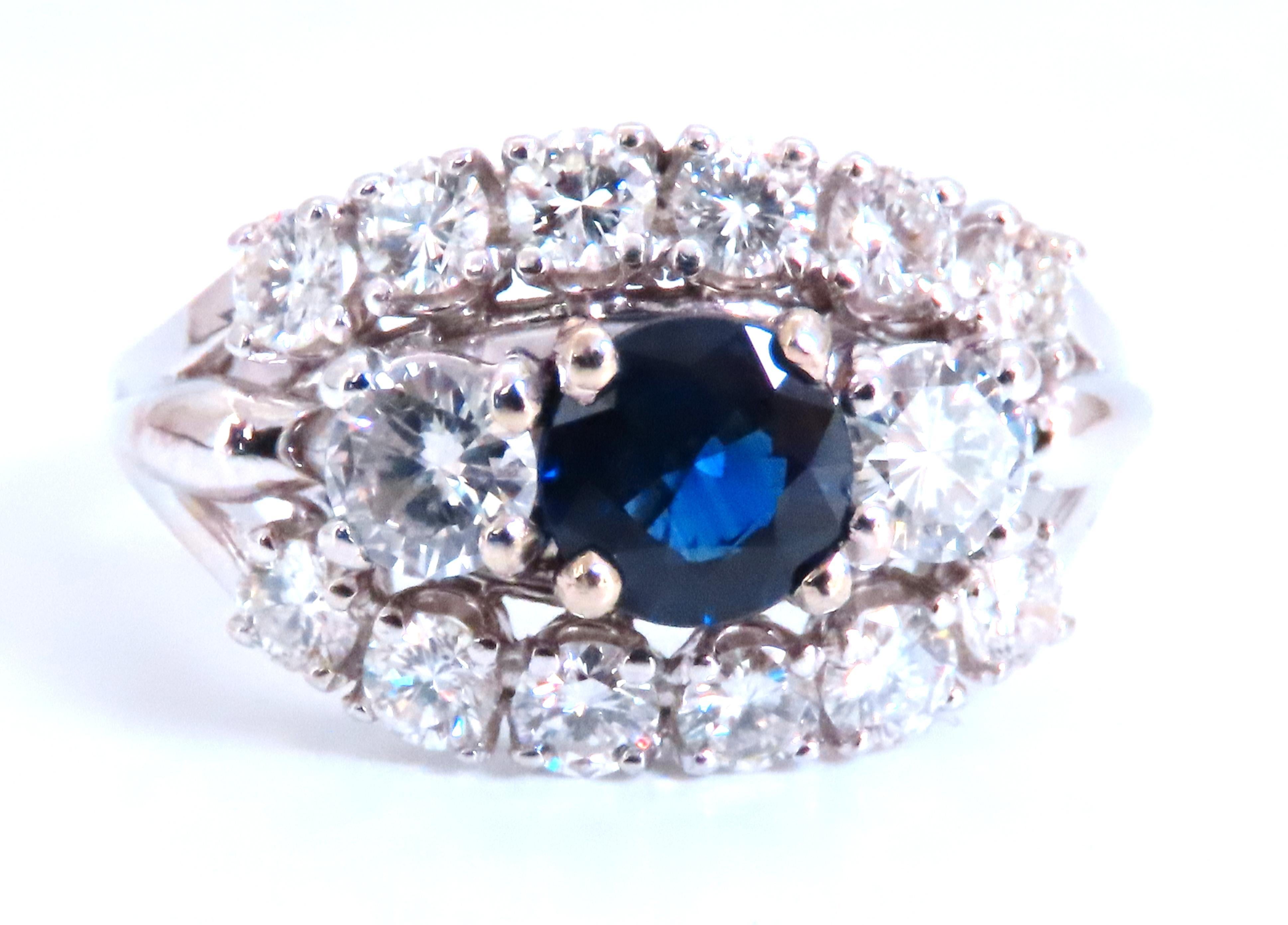 .69ct Natürlicher Diamant Cluster Ring
Runder Vollschliff-Brillant.
5,4 mm Durchmesser
Seite (2) Diamanten .50ct
Äußere Diamant-Akzente: 1,20ct.
H-I Farbe VS-2 Reinheit
14kt Weißgold
4,6 Gramm
6,5 mm breiter Ring
