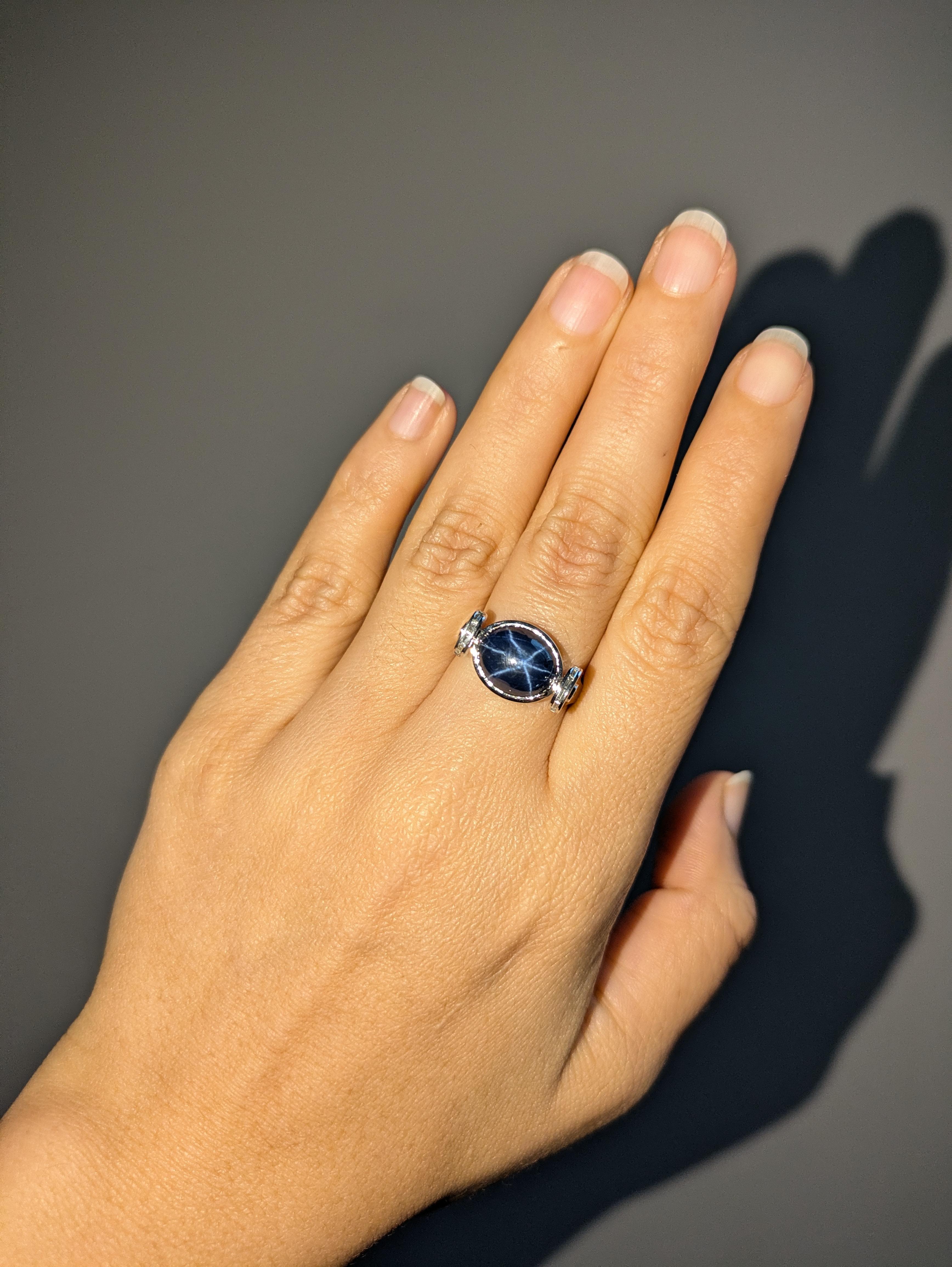 Cette bague audacieuse en or 14 carats (5,42 g) est ornée d'un saphir ovale captivant de Ceylan de 6,92 carats (12 x 8 mm). Il est rehaussé de 8 diamants scintillants (0,09cttw) et de 2 saphirs bleus (0,07cttw), qui ajoutent élégance et profondeur à