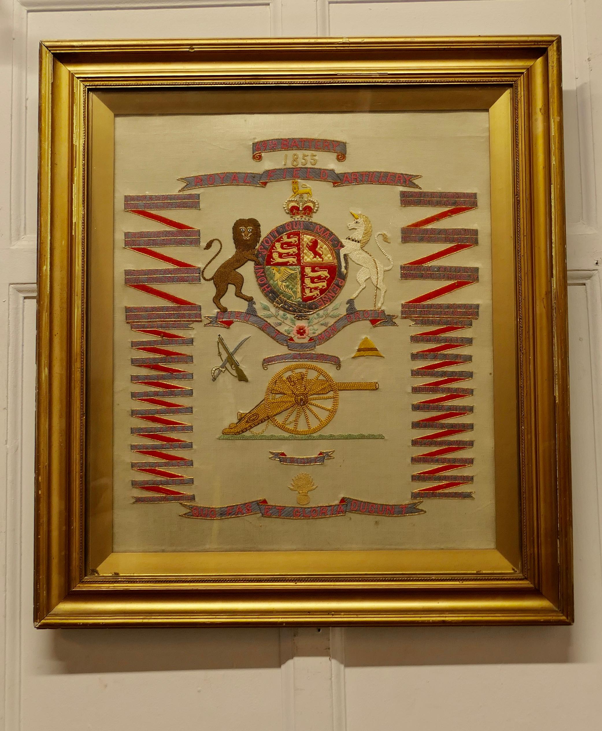  69th Battery Royal Field Artillery Gerahmte Gedenkstickerei 

Ein wunderschönes, detailreich applizierter und bestickter Wandteppich, der die Grafschaften und Kampagnen von 1855 zeigt 
Sehr detailgenaue Arbeit, in sehr gutem Zustand im