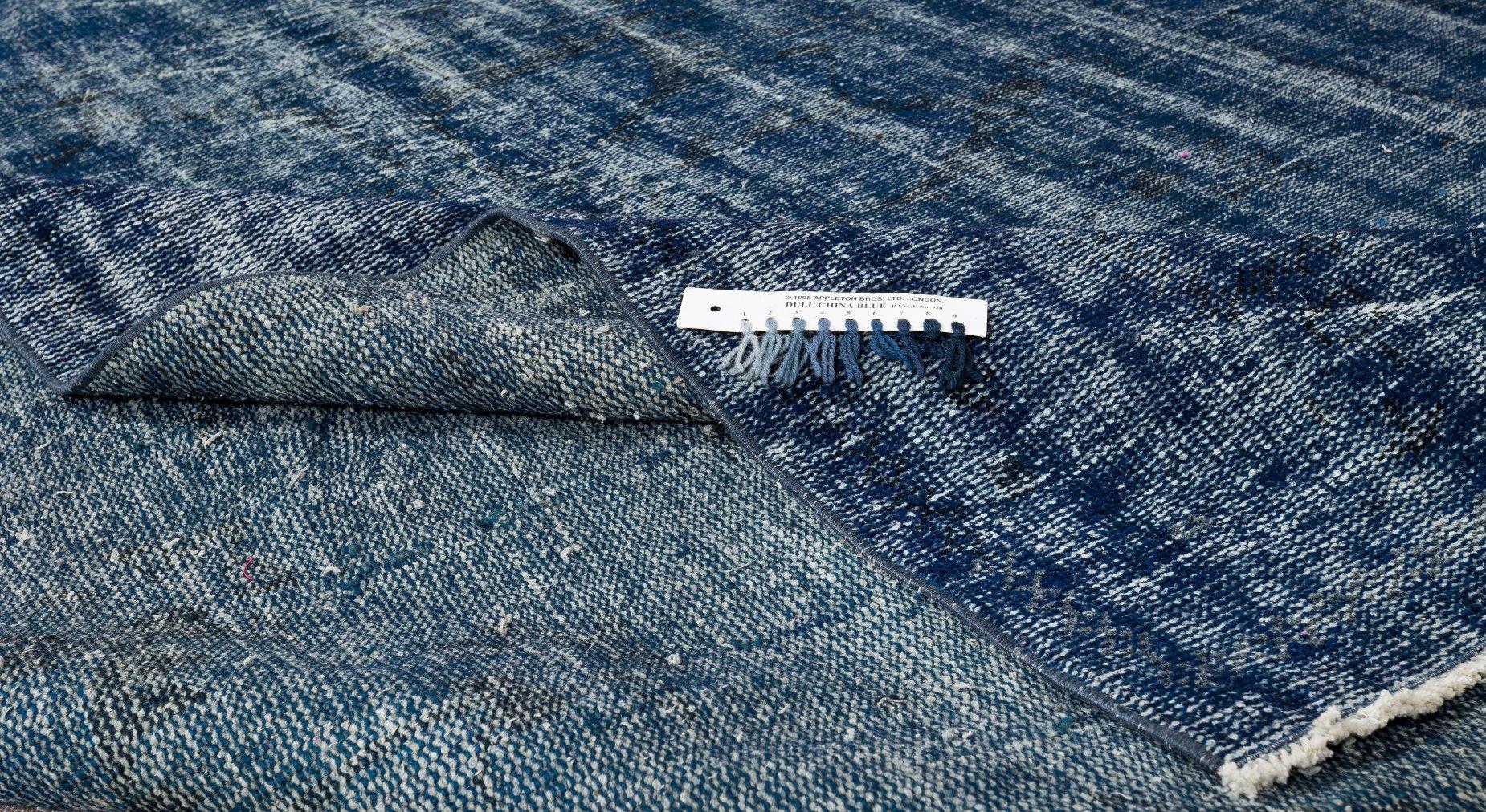 7x10.7 Ft Handgefertigter türkischer Vintage-Teppich in massivem Marineblau für Moderne Inneneinrichtung (Türkisch) im Angebot