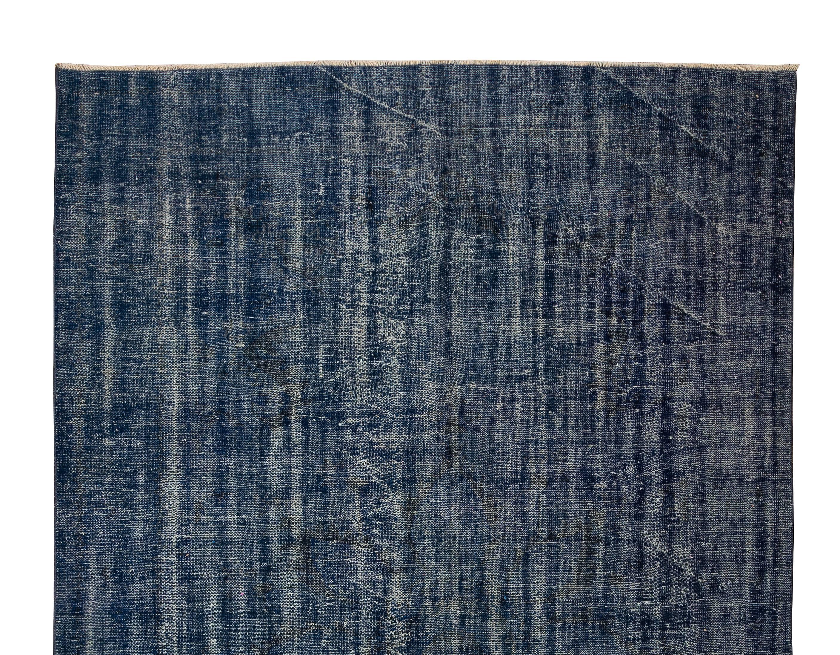 7x10.7 Ft Handgefertigter türkischer Vintage-Teppich in massivem Marineblau für Moderne Inneneinrichtung (Handgeknüpft) im Angebot