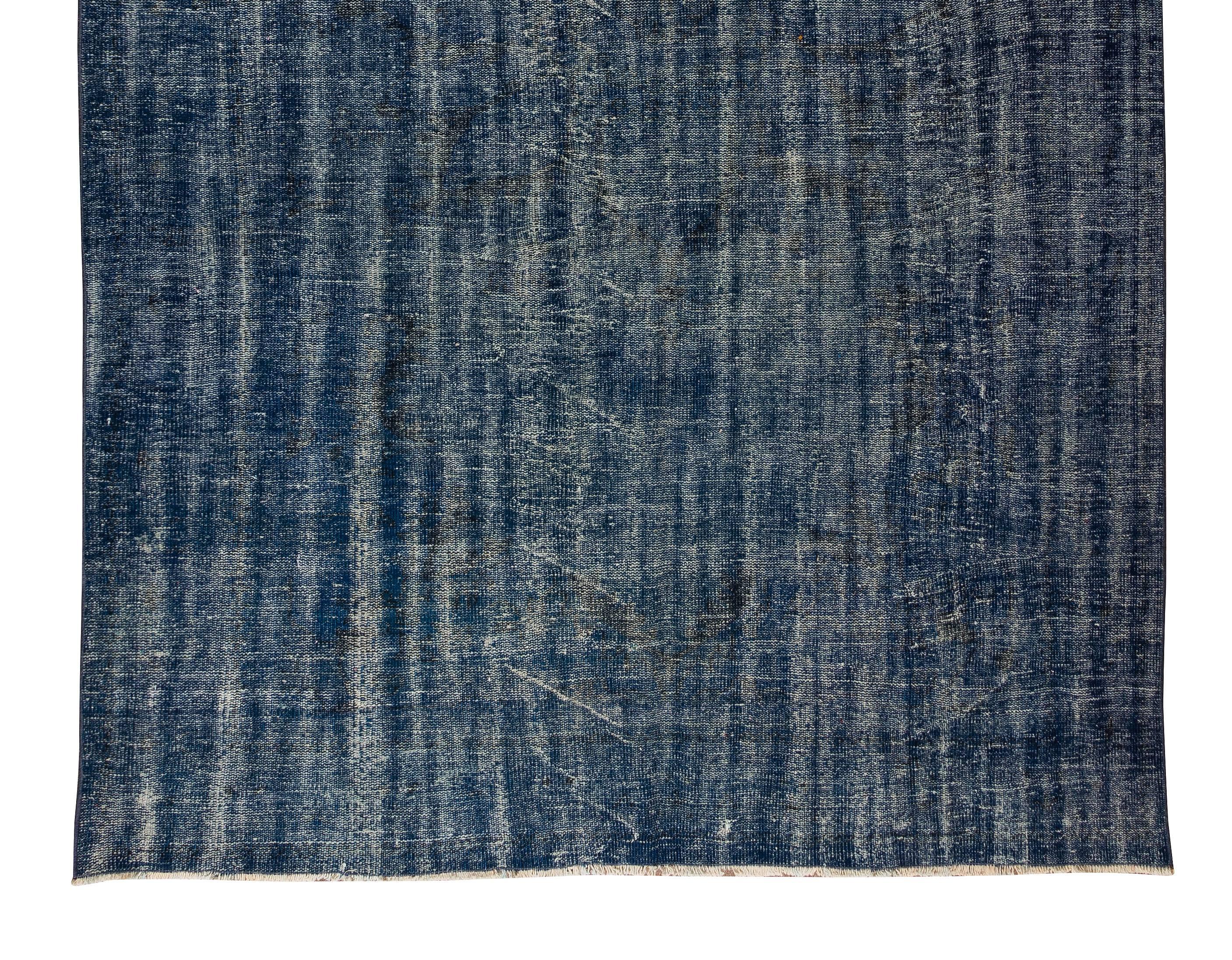 7x10.7 Ft Handgefertigter türkischer Vintage-Teppich in massivem Marineblau für Moderne Inneneinrichtung im Zustand „Gut“ im Angebot in Philadelphia, PA