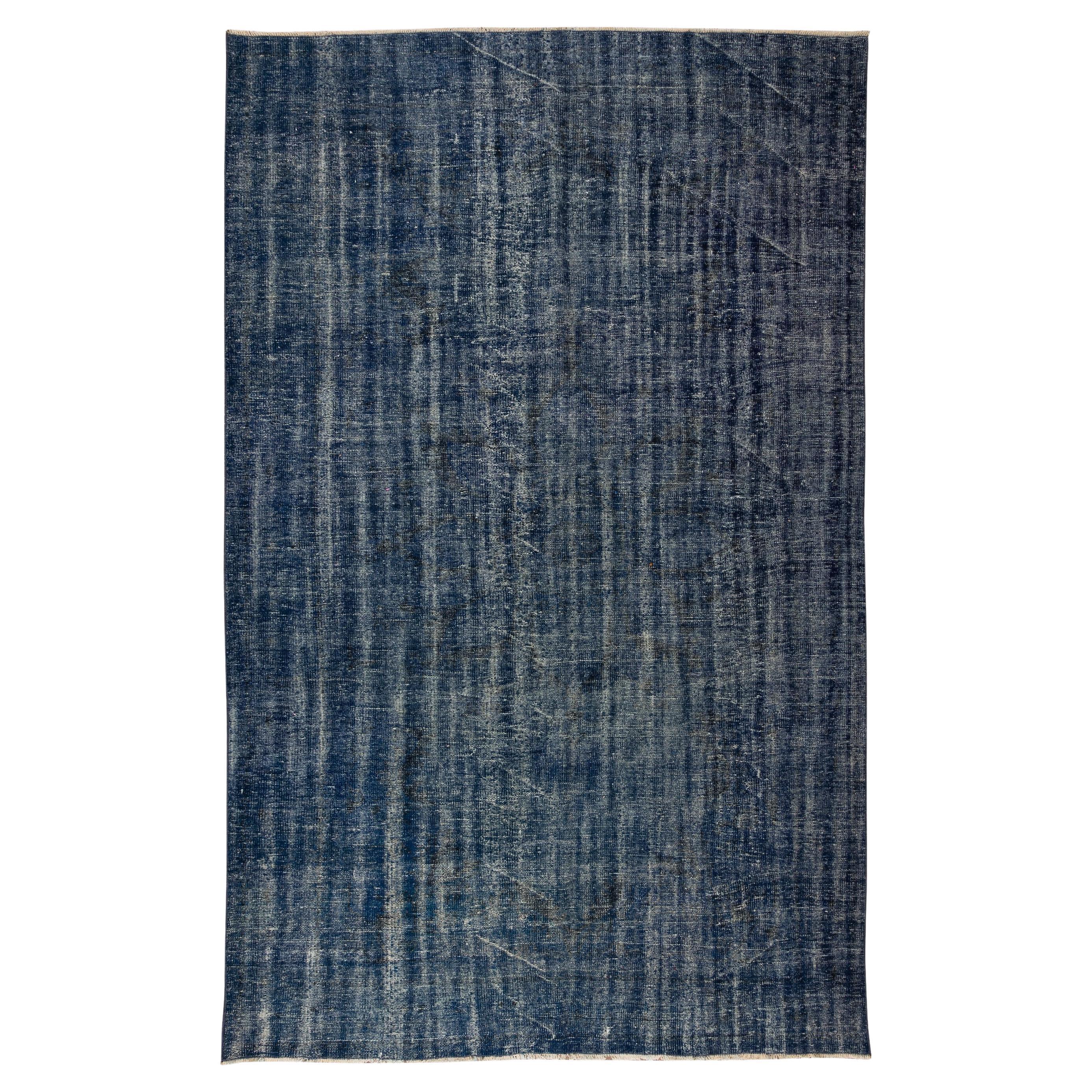 7x10.7 Ft Handgefertigter türkischer Vintage-Teppich in massivem Marineblau für Moderne Inneneinrichtung im Angebot