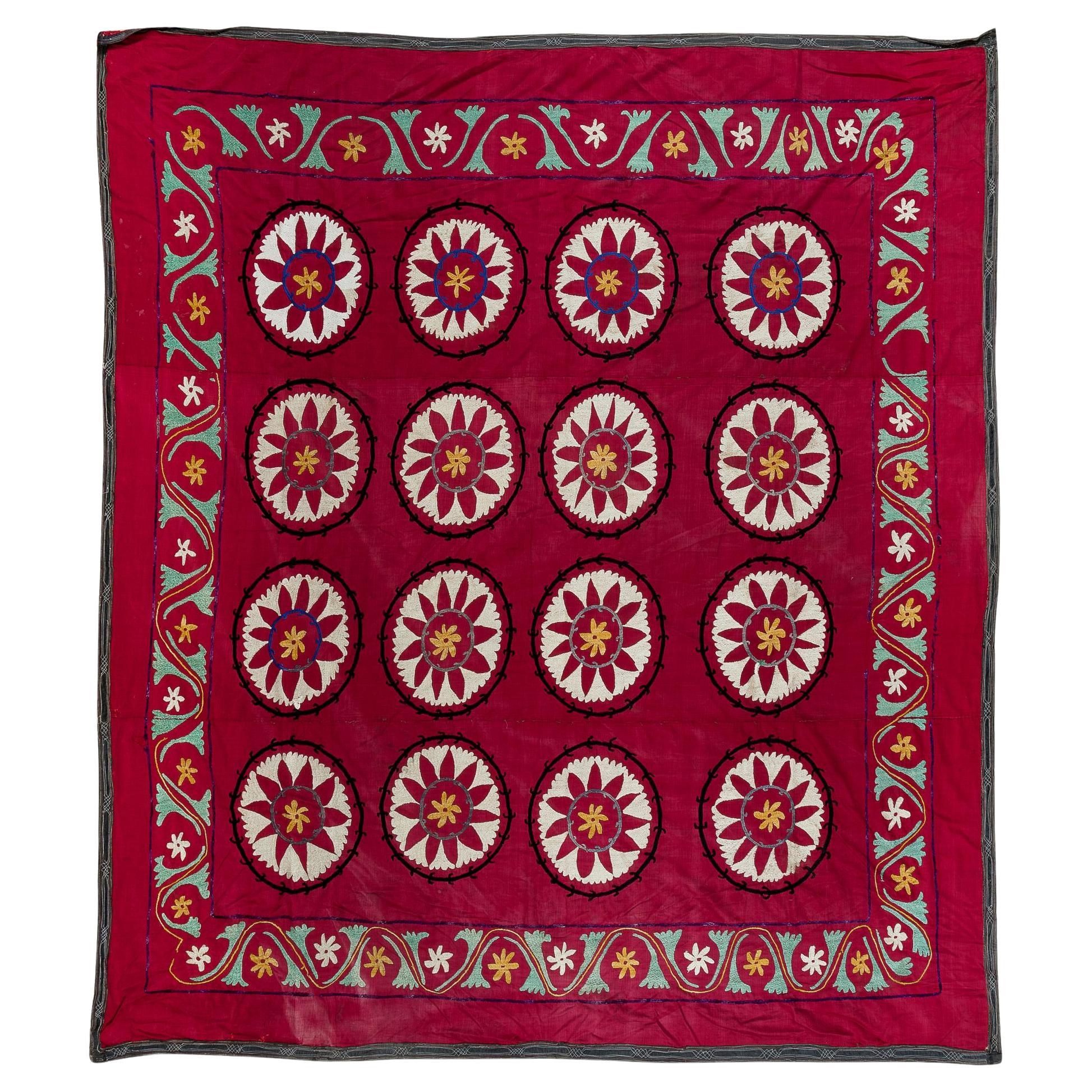 6.9x6.9 Ft Vintage Seide Handstickerei Rotes Bettbezug, asiatische Suzani Wandbehangsstickerei