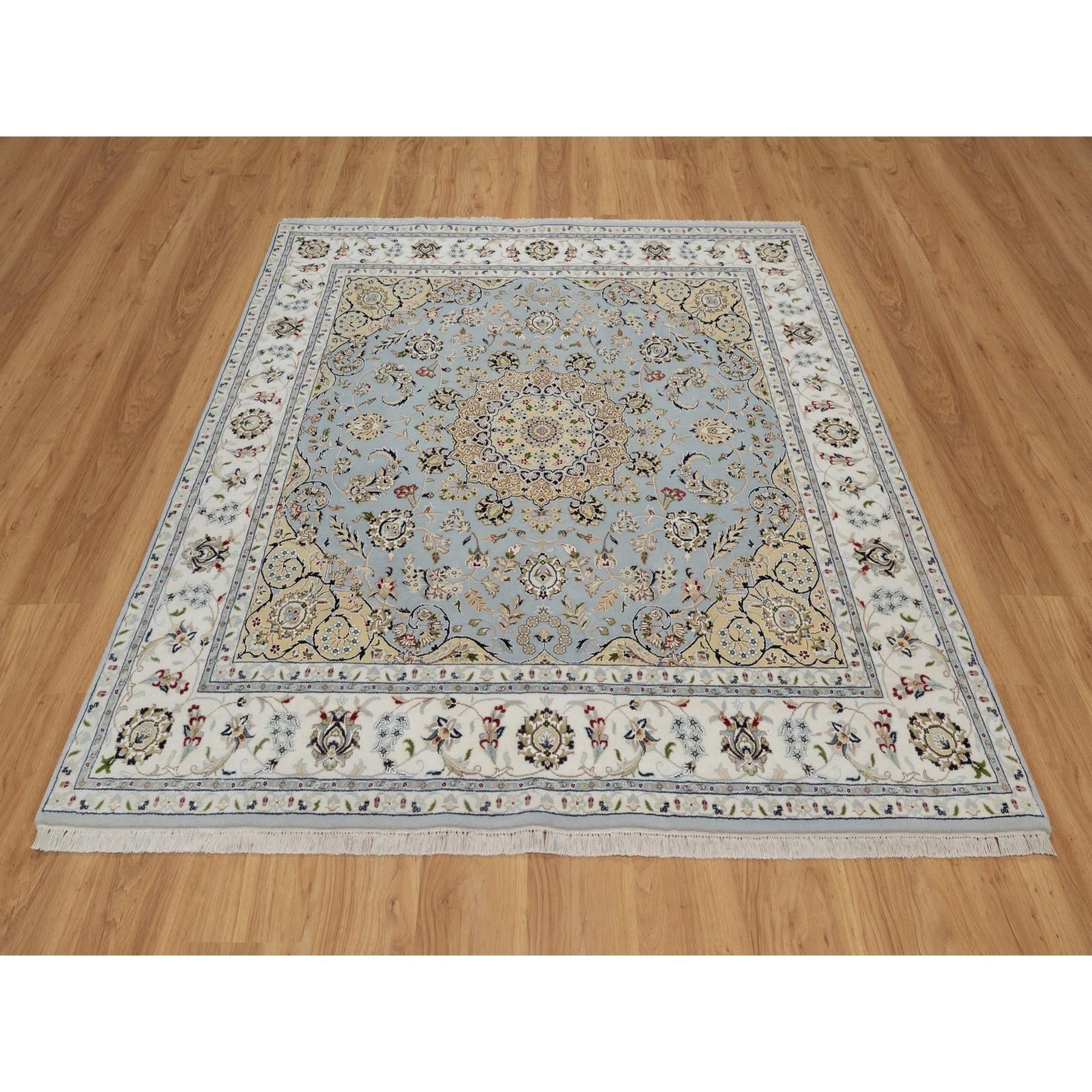 Hellblau, Wolle und Seide, 250 KPSI, weicher Flor, Nain mit Blumenmedaillon-Design, handgeknüpft, quadratisch, Orientteppich<br /><br />Primäre MATERIALIEN: Wolle & SeideLatex: NeinFlorhöhe: 0.25 InchesStil: TraditionellHauptfarbe: