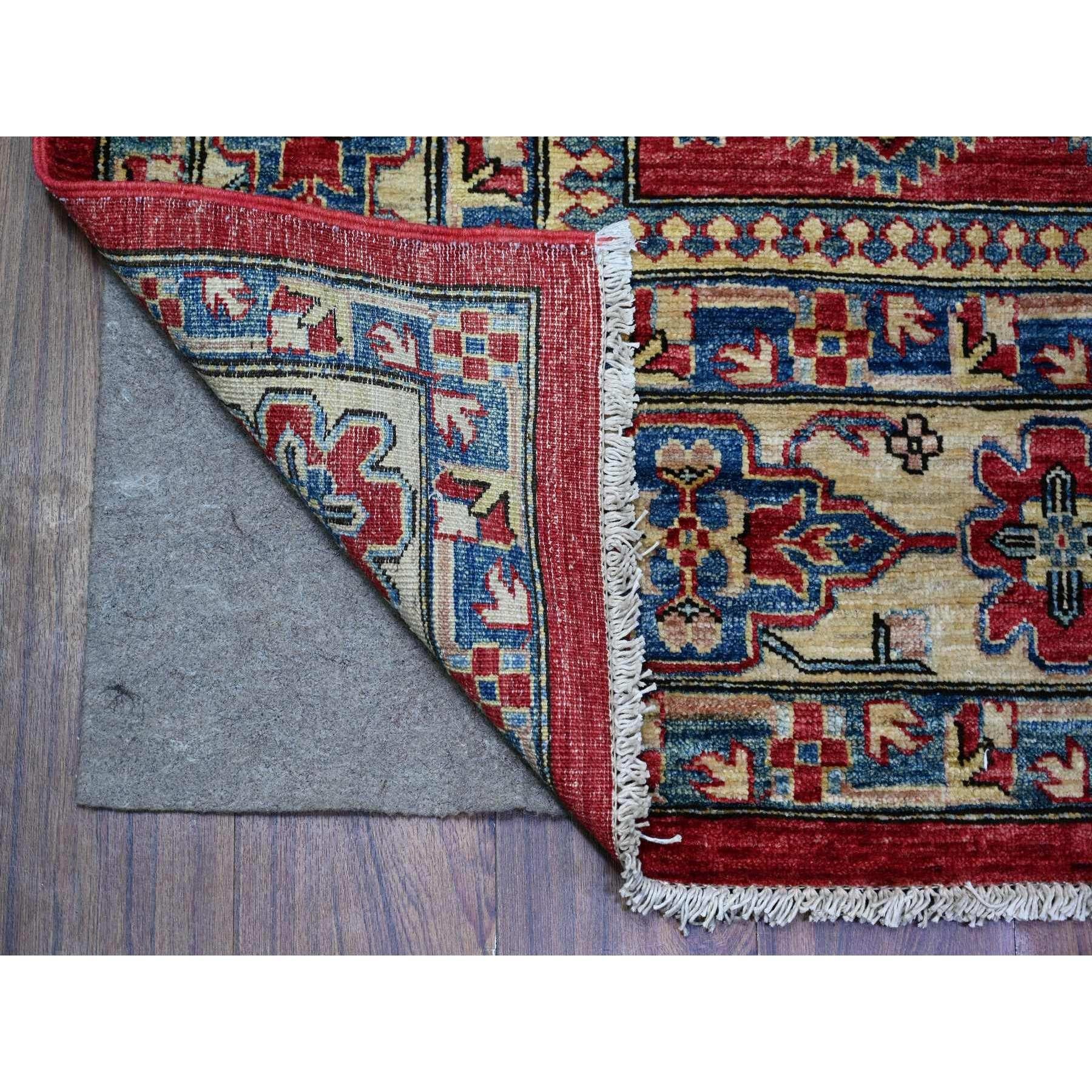 Il s'agit d'un véritable tapis d'Orient noué à la main, de type Afghan Super Kazak avec des médaillons sur tout le pourtour. Il a été noué pendant des mois et des mois selon des techniques de tissage séculaires par des artisans experts.
Matières