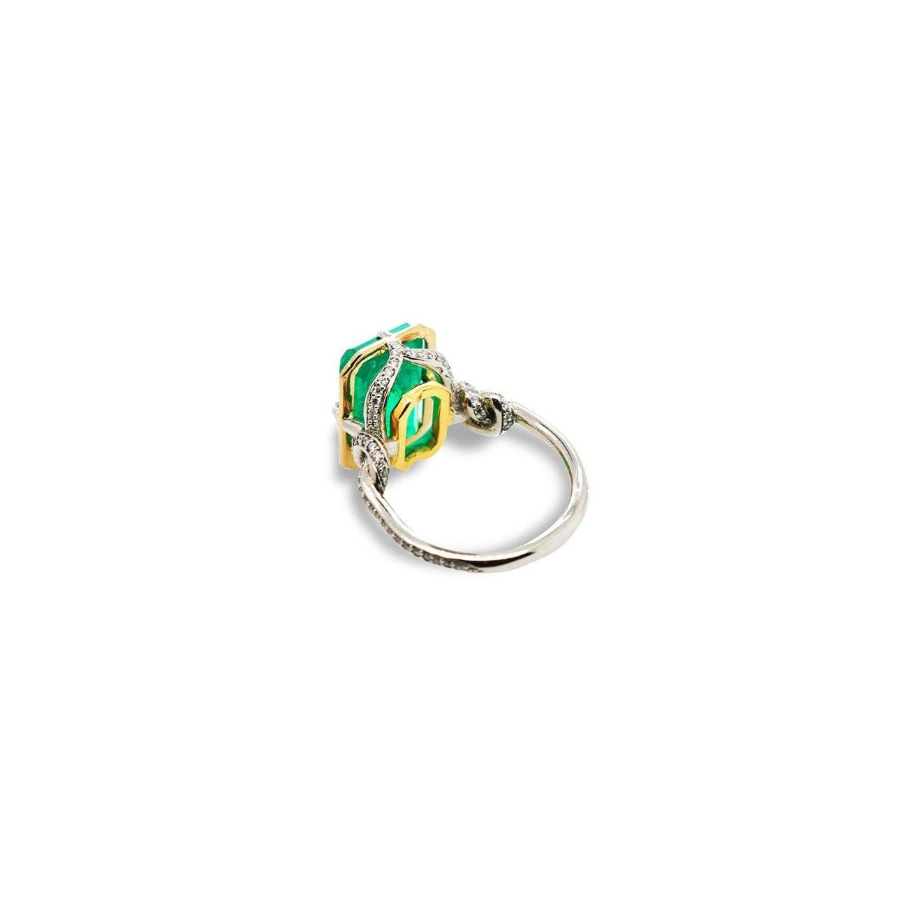 Modèle personnalisé sur commande↵ 

 Notre coup d'éclat  La bague « Forget Me Knot » en émeraude naturelle est fumée de diamants sertis dans une combinaison d'or jaune 22 carats et de platine 

Veuillez envoyer un message à notre conception pour