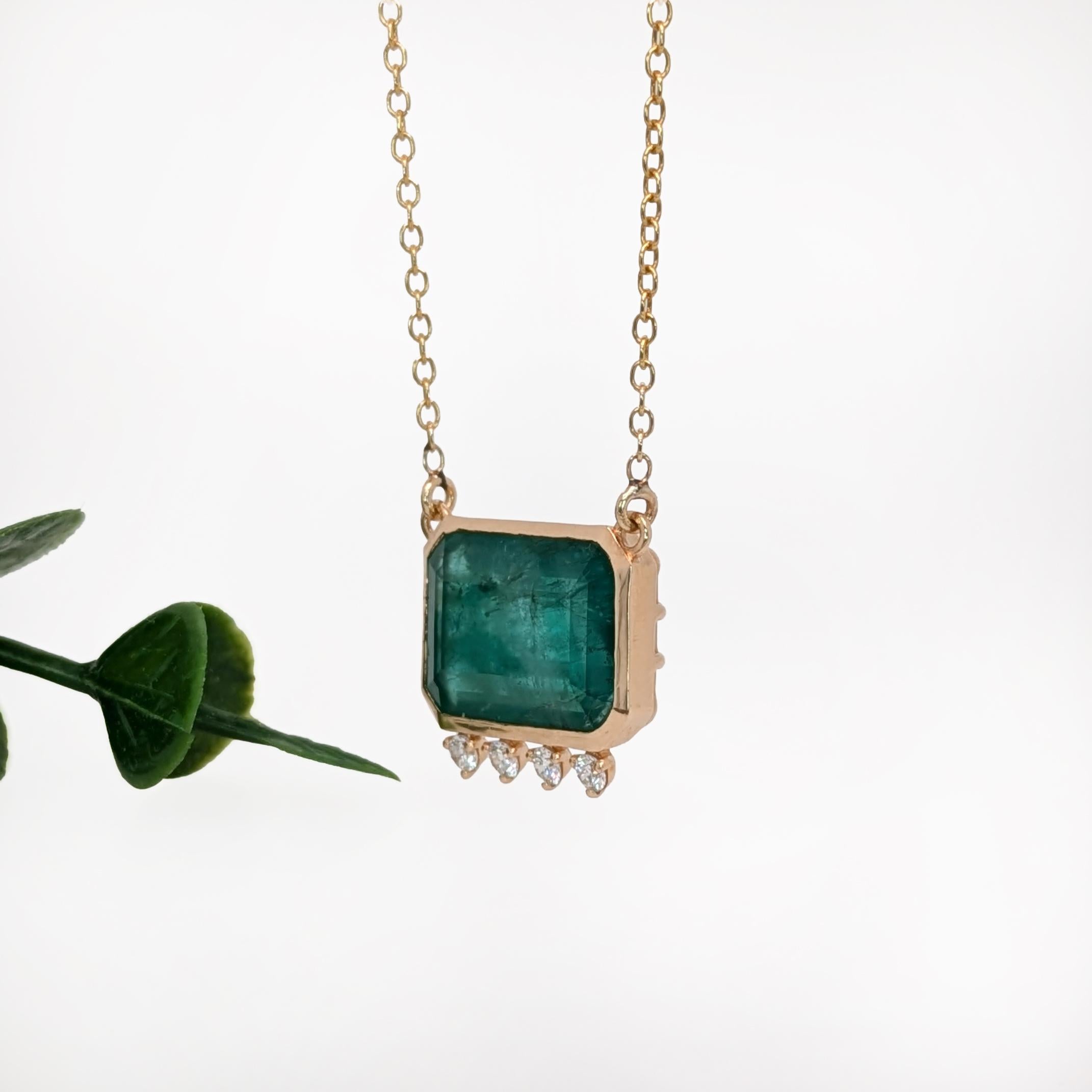 Art Déco Ciondolo con smeraldo da 6ct e accenti di diamanti naturali in oro massiccio 14K  EM 15x10mm in vendita