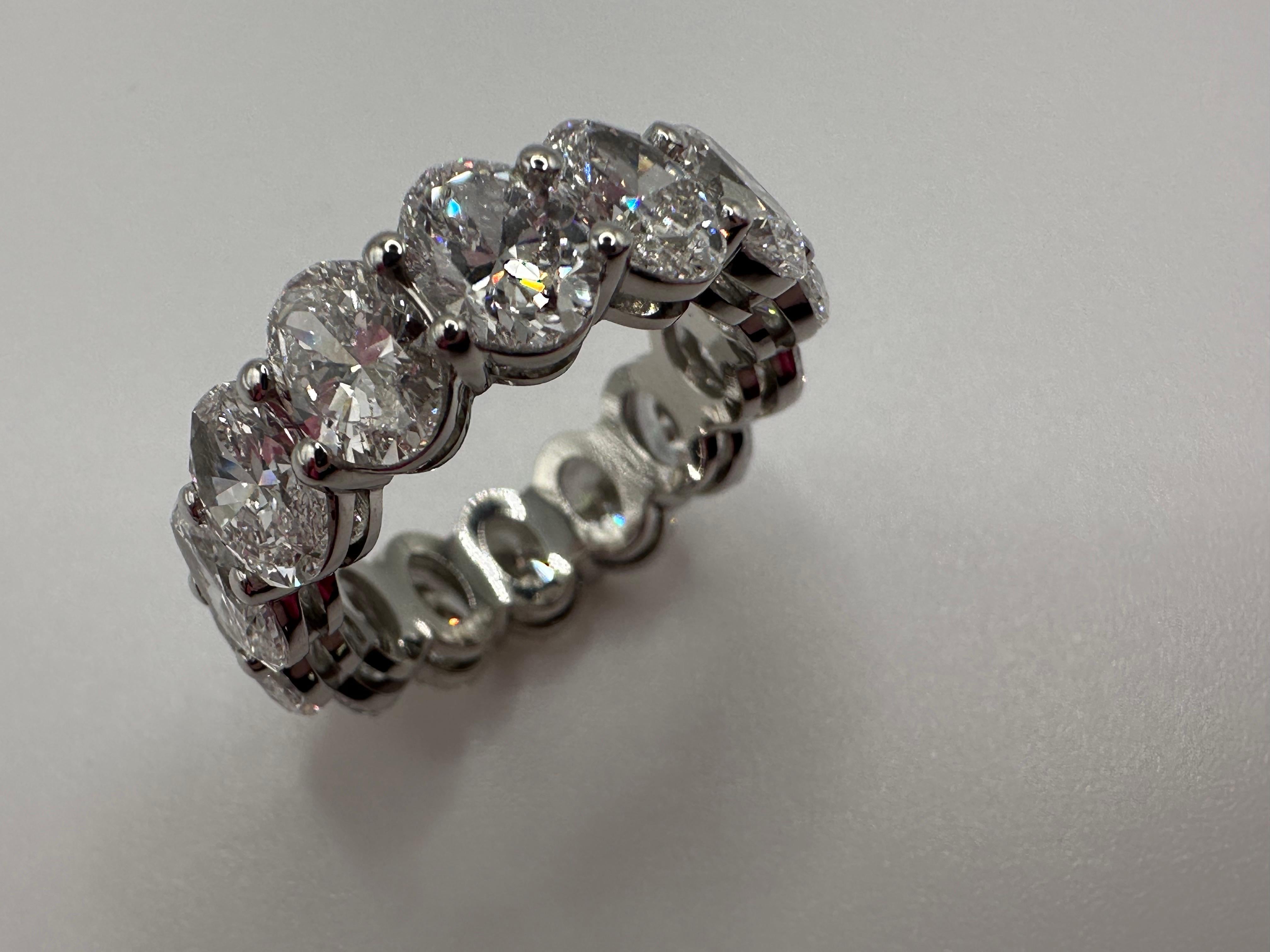Riesige 6 Karat Ehering mit VS-SI Klarheit Diamanten, F Farbe, in 18KT Weißgold, in der Ewigkeit Stil in Größe 7 gemacht. Kann in der Größe geändert werden.

**Alle Artikel verlassen unser Haus mit einem Zertifikat auf den Namen des Käufers,