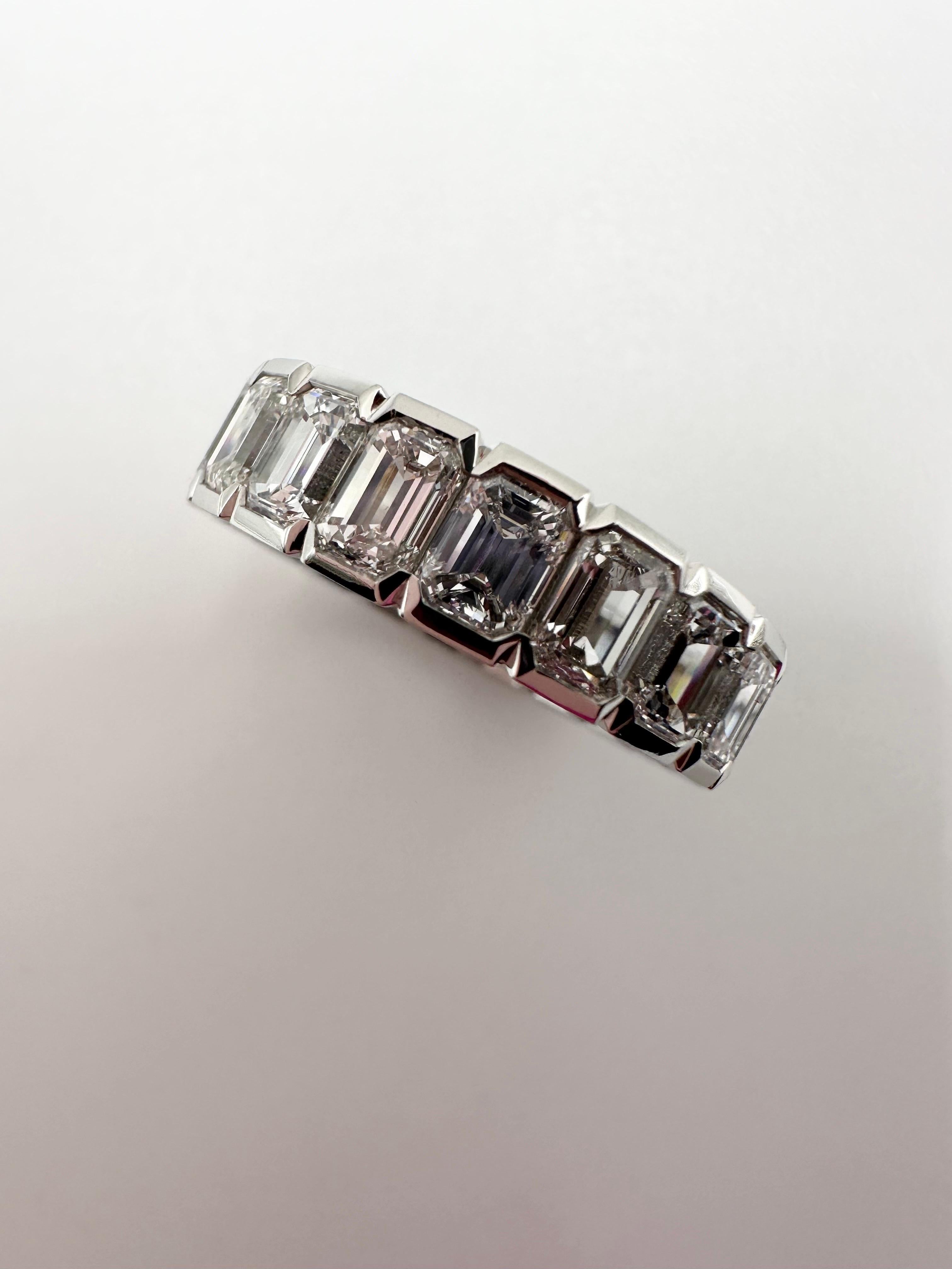 Alliance unique en son genre composée de 6 carats de diamants fins de pureté VS, de couleur F, de taille EX, de style éternel en platine, chaque diamant est serti avec le plus grand soin. La bague est luxueuse et bien faite ! Il est accompagné d'un