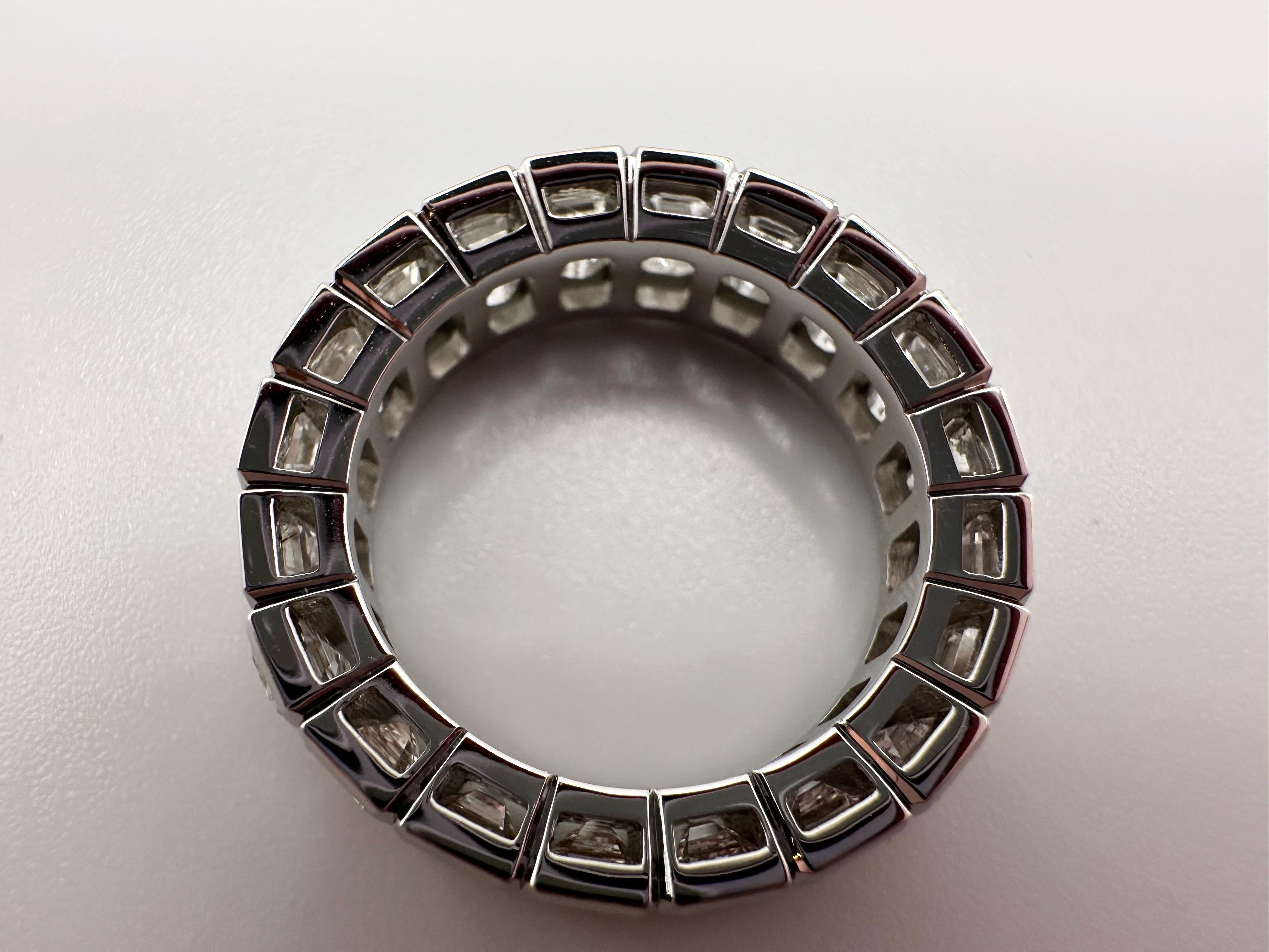 Taille émeraude 6ct Fine diamond wedding band eternity ring platinum en vente