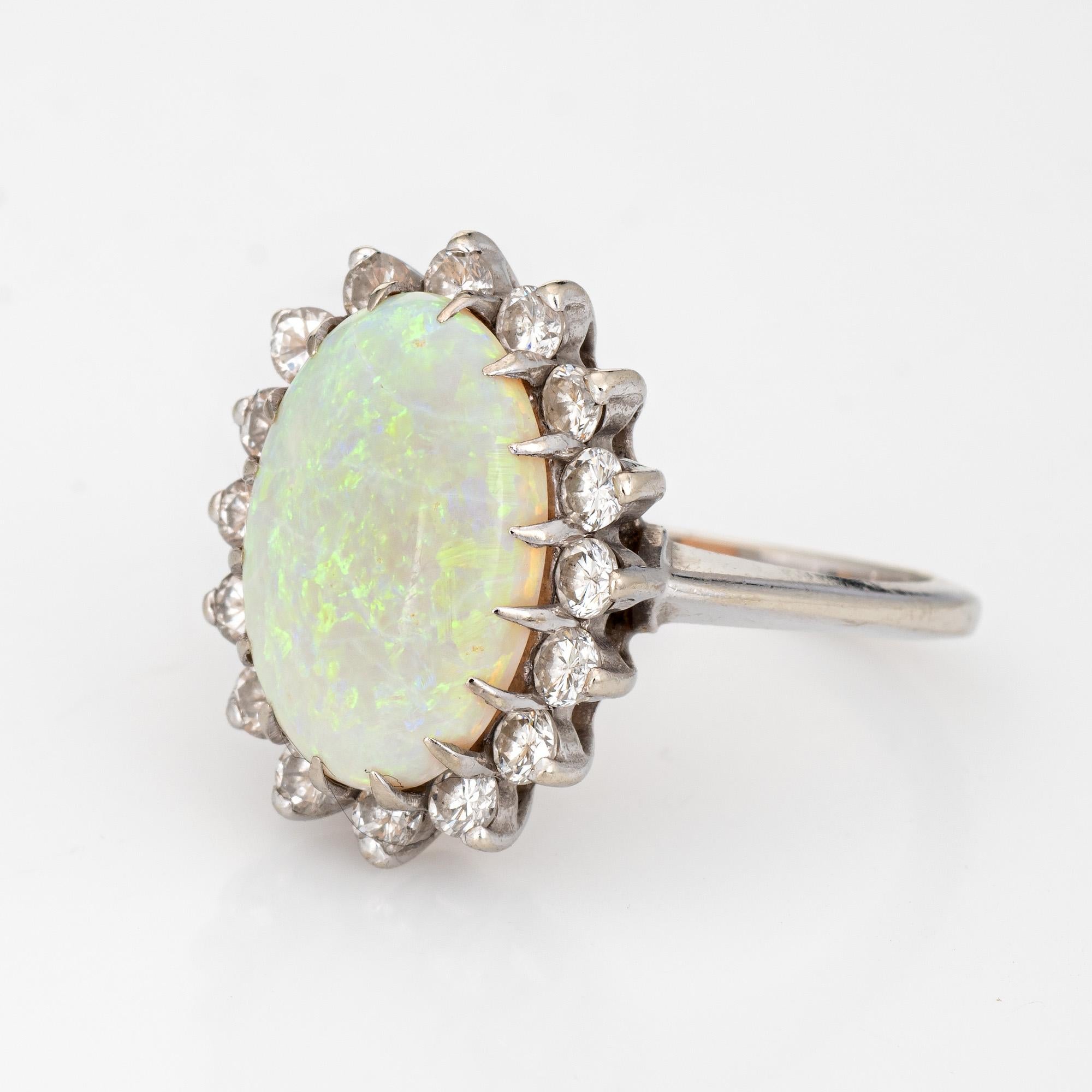 Taille ovale Bague cocktail vintage en or blanc 14 carats avec opale naturelle de 6 carats et diamants de 6,75 carats