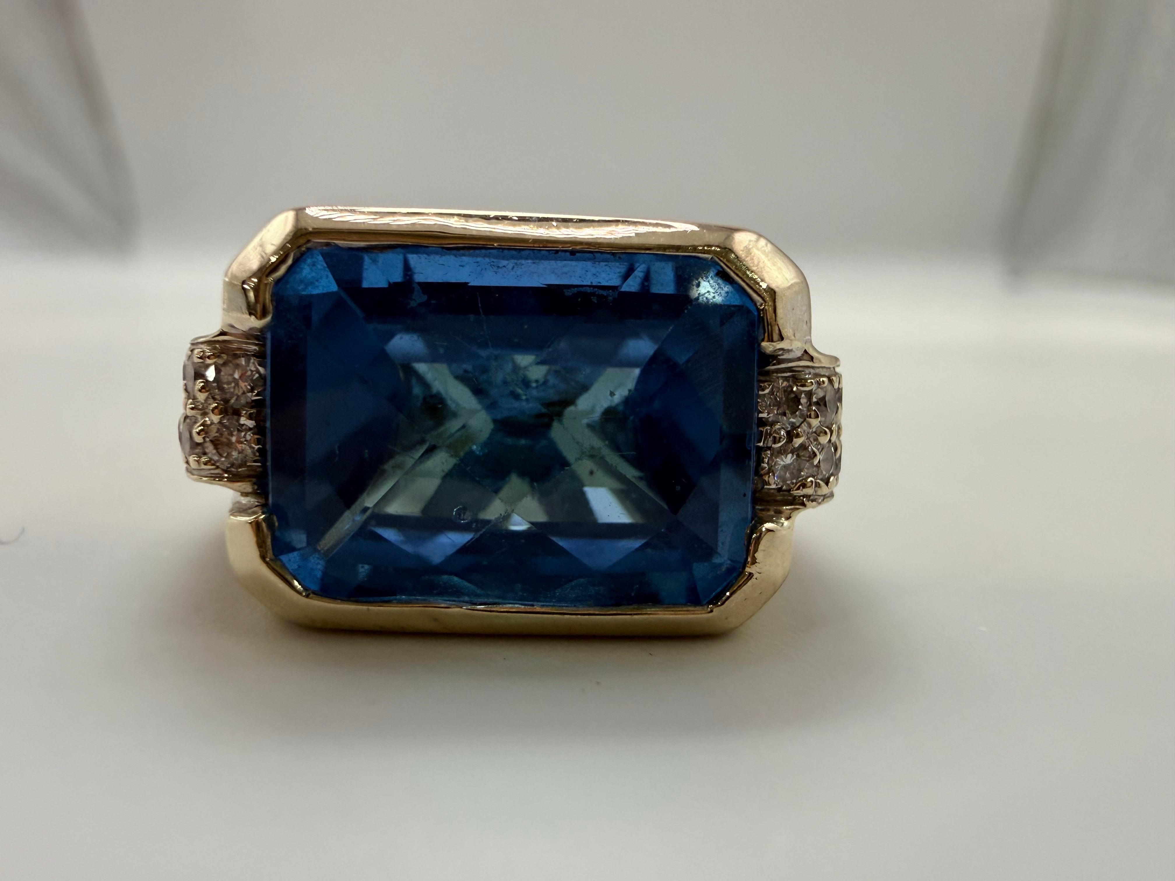 Superbe topaze bleue suisse de couleur bleu vif mesurant environ 6 carats accompagnée de diamants naturels en or jaune 18KT. Diamants totalisant 0,25 carats de pureté VS-SI et de couleur F-G.

**Tous les articles quittent nos locaux avec un