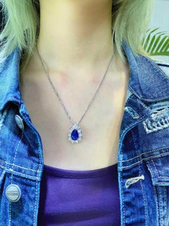 Anello con fiore di pera con zaffiro blu reale non riscaldato da 6 carati e 2,80 carati di diamanti in oro 18 carati