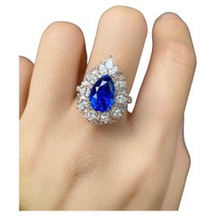 Anello con fiore di pera con zaffiro blu reale non riscaldato da 6 carati e 2,80 carati di diamanti in oro 18 carati