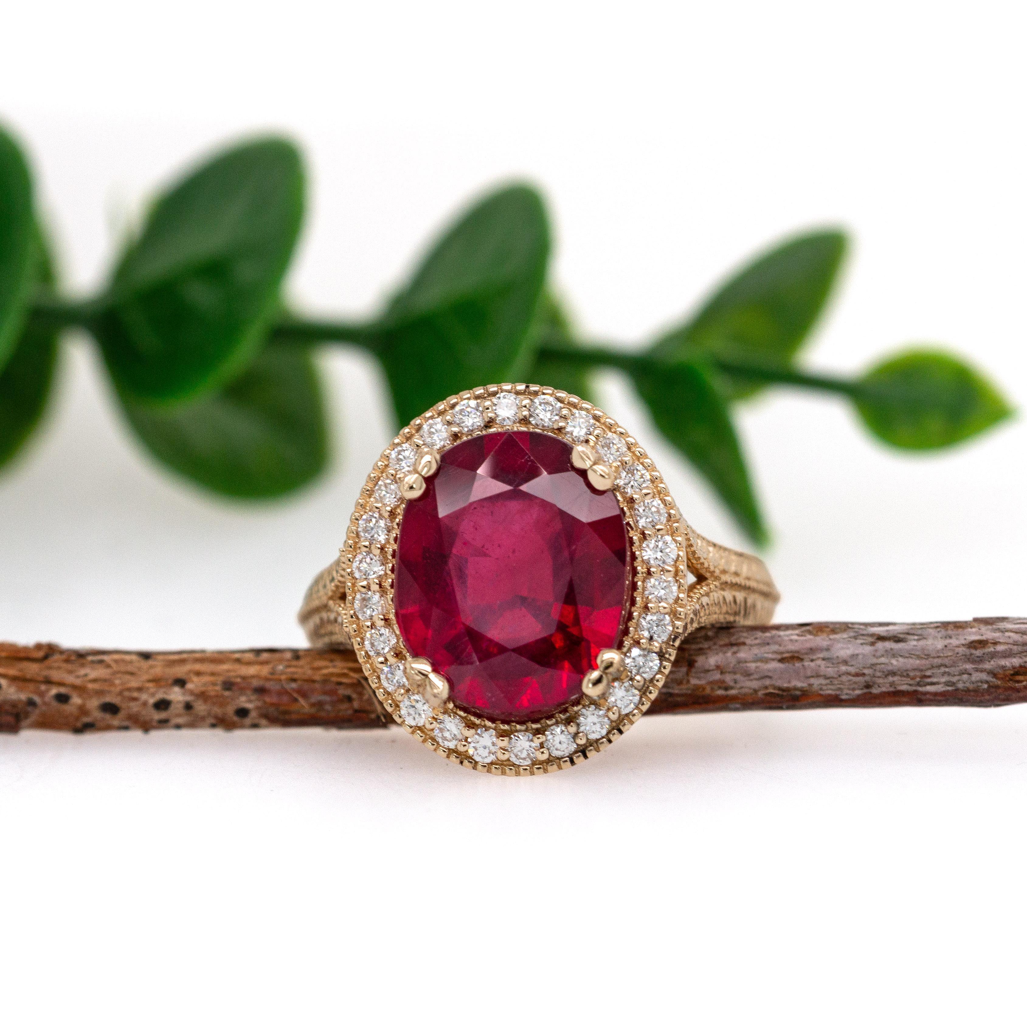 Bague en or massif 14k avec 6cts de rubis de Madagascar et diamants naturels  OV 12x10mm en vente 2