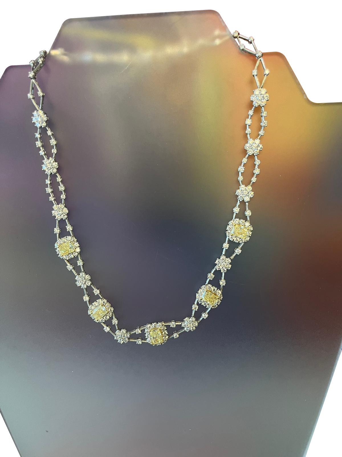 Ce collier de taille rayonnante naturelle avec diamants fantaisie comporte 11,8ctw de diamants rayonnants jaunes. Magnifique collier en diamants. un bijou indispensable. en or blanc 14 carats. Le collier est également incrusté de diamants blancs