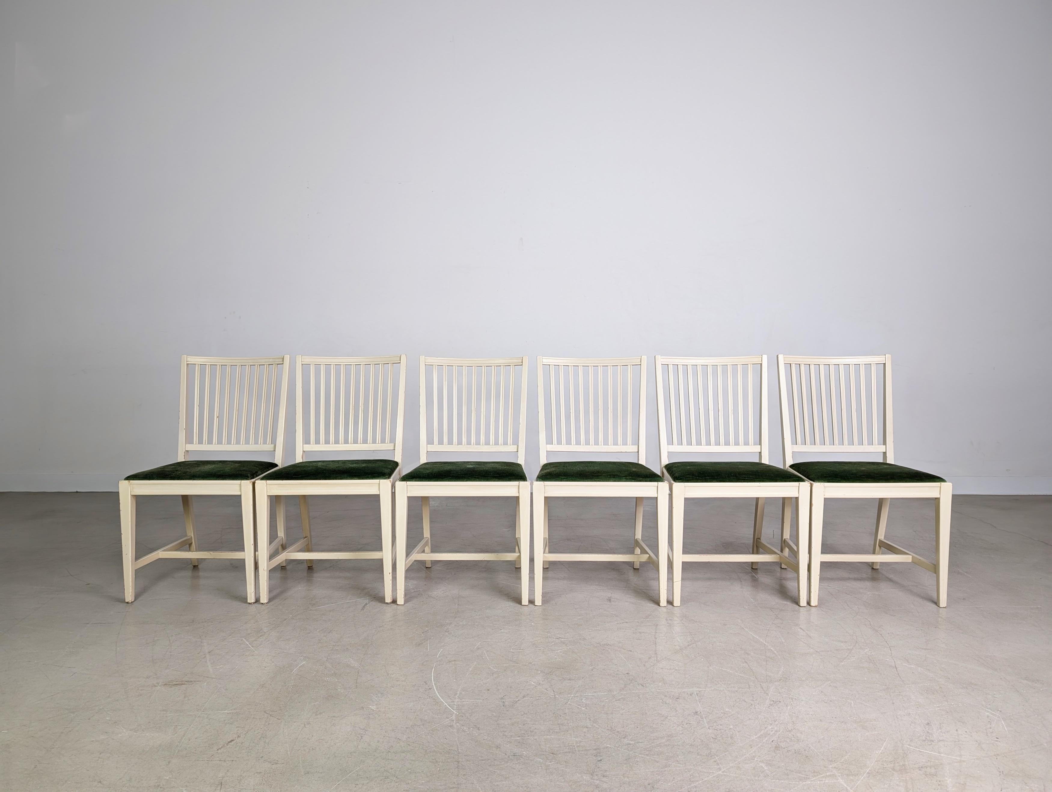 Wir bieten ein wunderschönes 6er Set original Svante Skogh Stühle aus den 1960er Jahren zum Verkauf an. Die Stühle sind mit einem grünen Samt-Stoff bezogen, während das Holz in einem hellen Creme-Farbton lackiert ist und den Stühlen ihren typischen