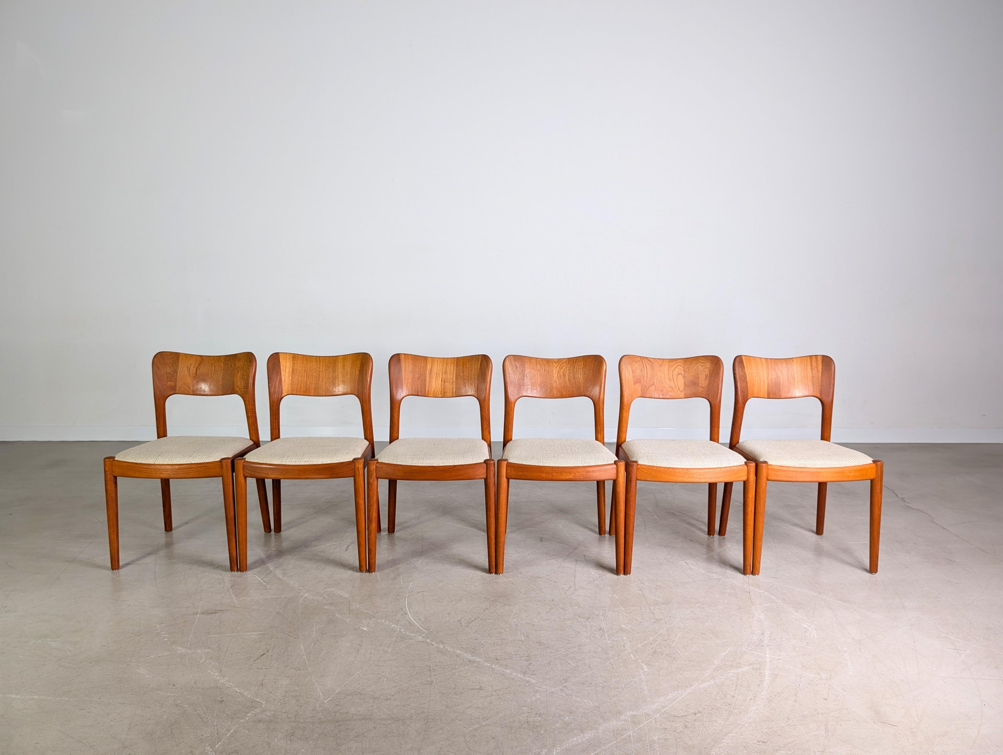 Wir bieten ein wunderschönes 6er Set original Niels Koefoed Stühle aus den 1960er Jahren zum Verkauf an. Die Stühle wurden von Koefoed Hornslet aus hochwertigem Teakholz gefertigt und bestechen durch ihre zeitlose und einfache Formgebung und ihren