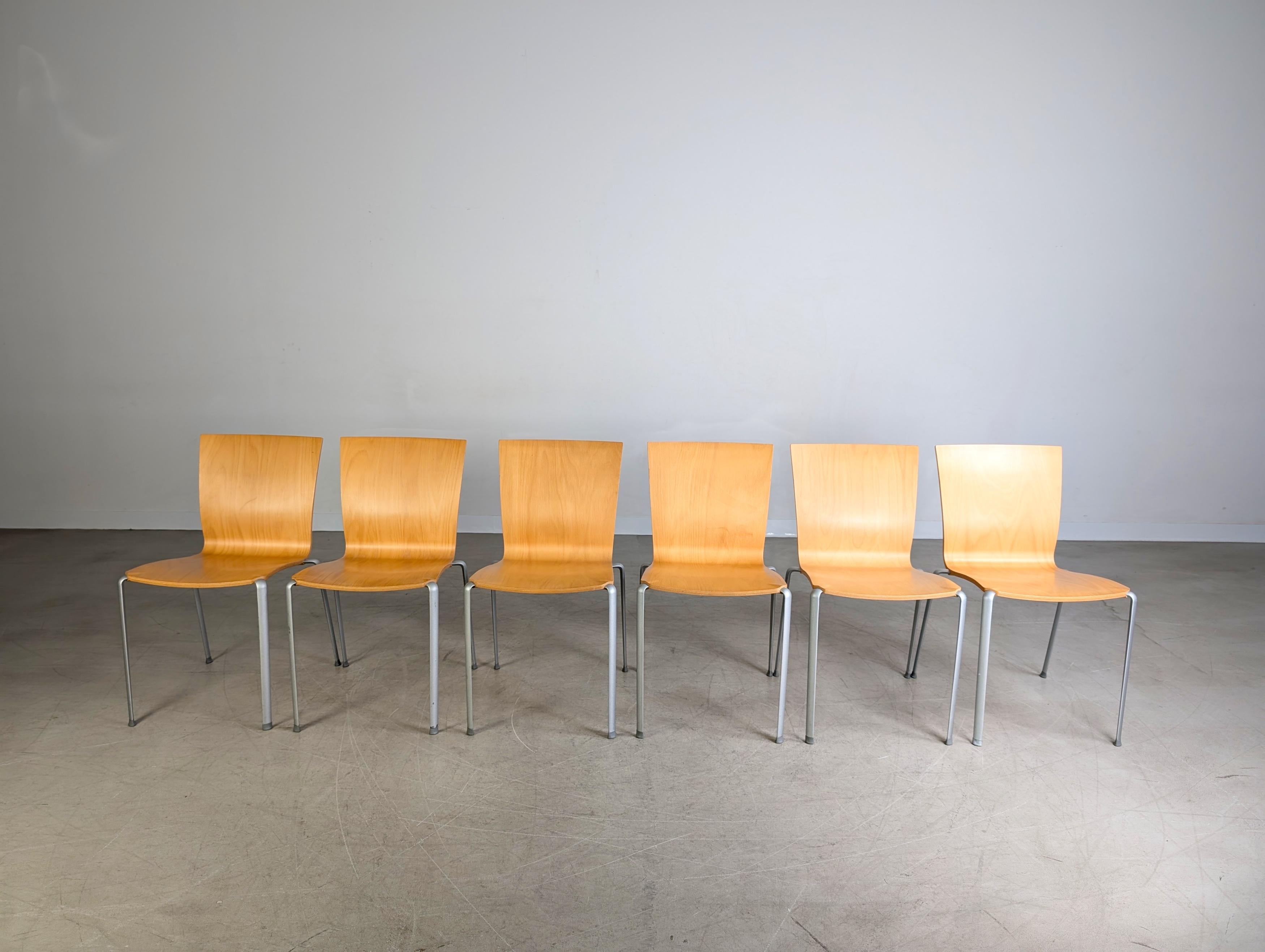 Wir bieten ein wunderschönes 6er Set original Vitra Stapelstühle (Modell: Taino) zum Verkauf an. Die Stühle bieten dank ihrer großzügigen Sitzfläche einen hervorragenden Sitzkomfort und lassen sich ideal als Esszimerstuhl oder auch in Konferenz-