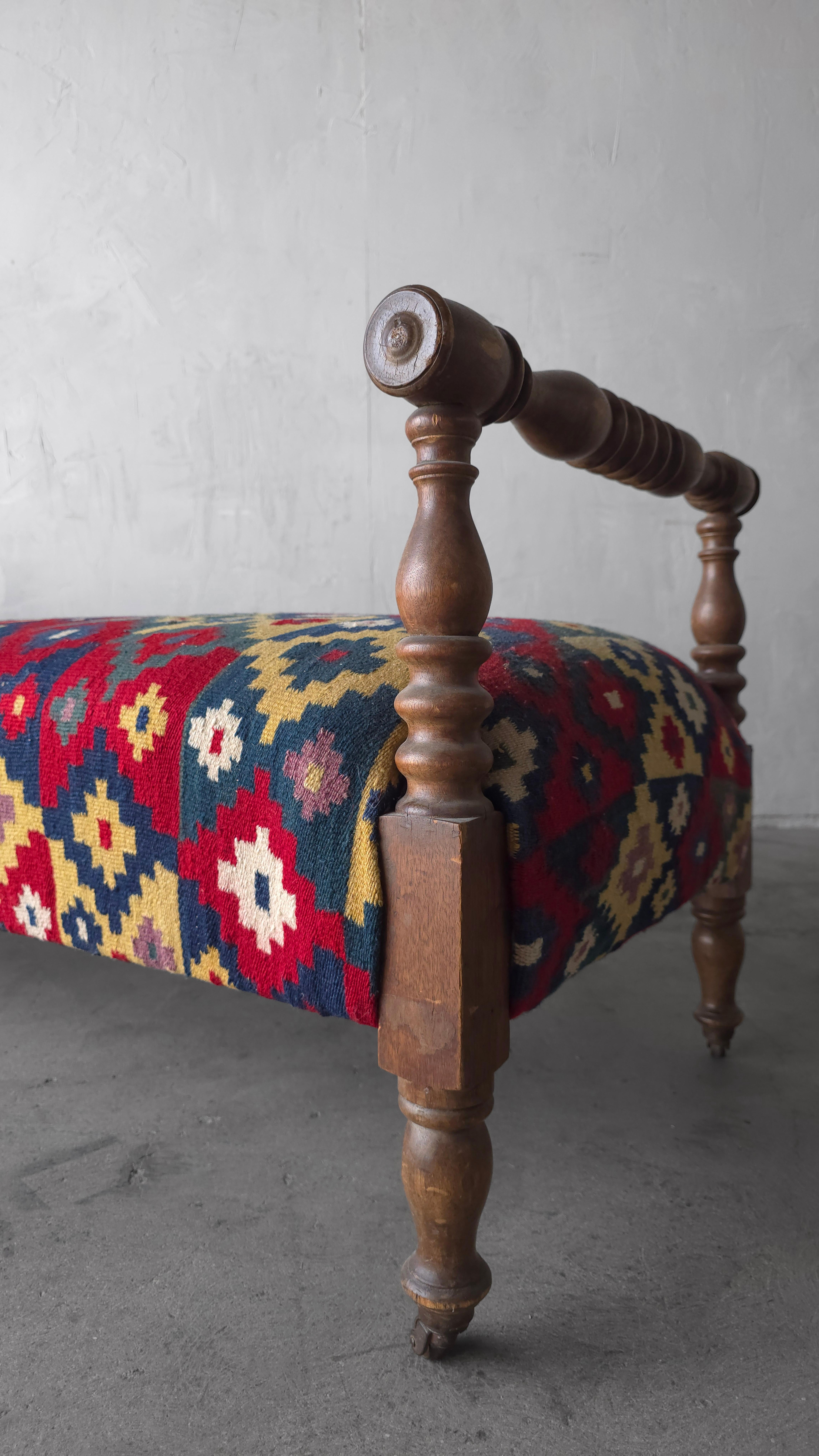 XIX secolo Panchina antica in Wood Wood tornito e Kilim turco da 6 piedi in vendita