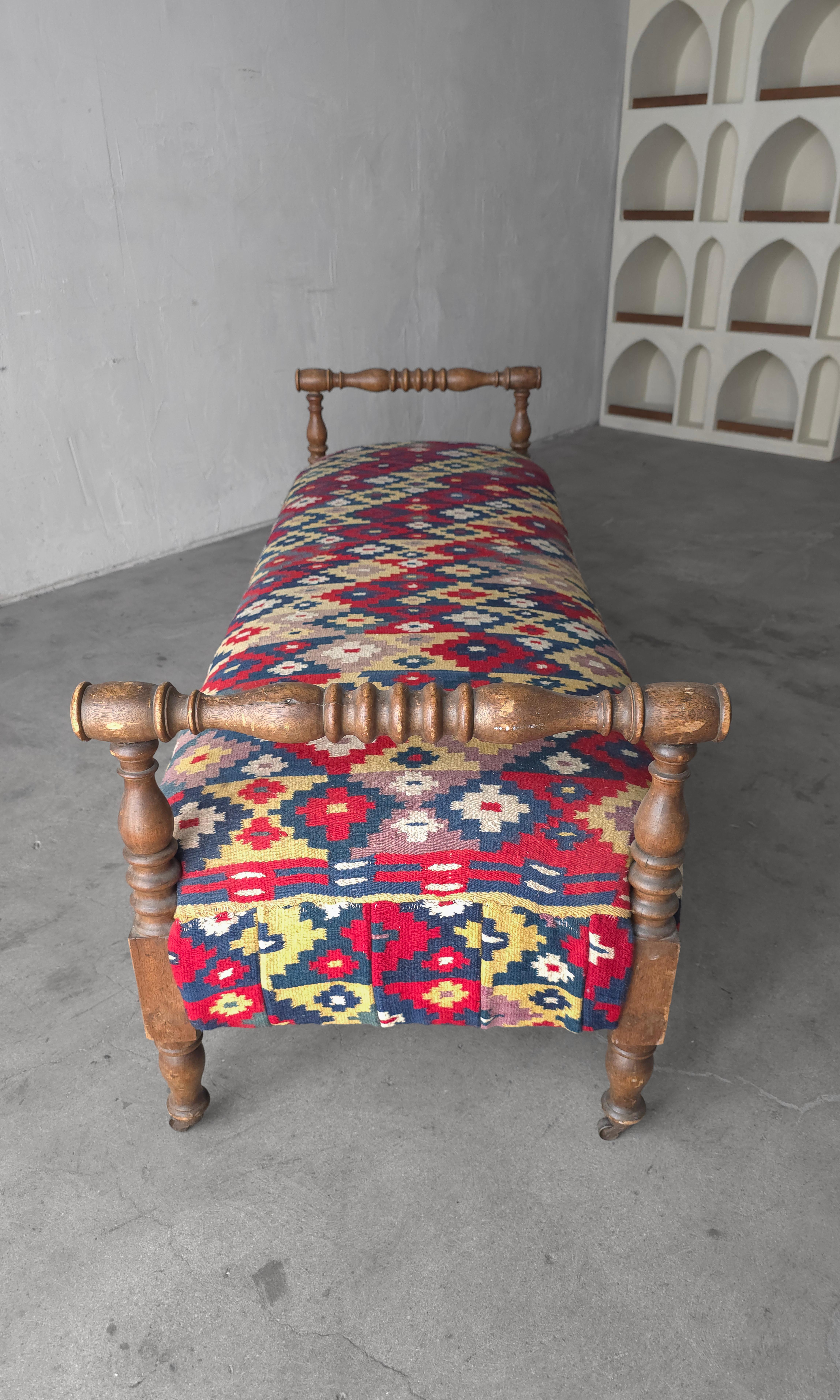 Panchina antica in Wood Wood tornito e Kilim turco da 6 piedi in vendita 2