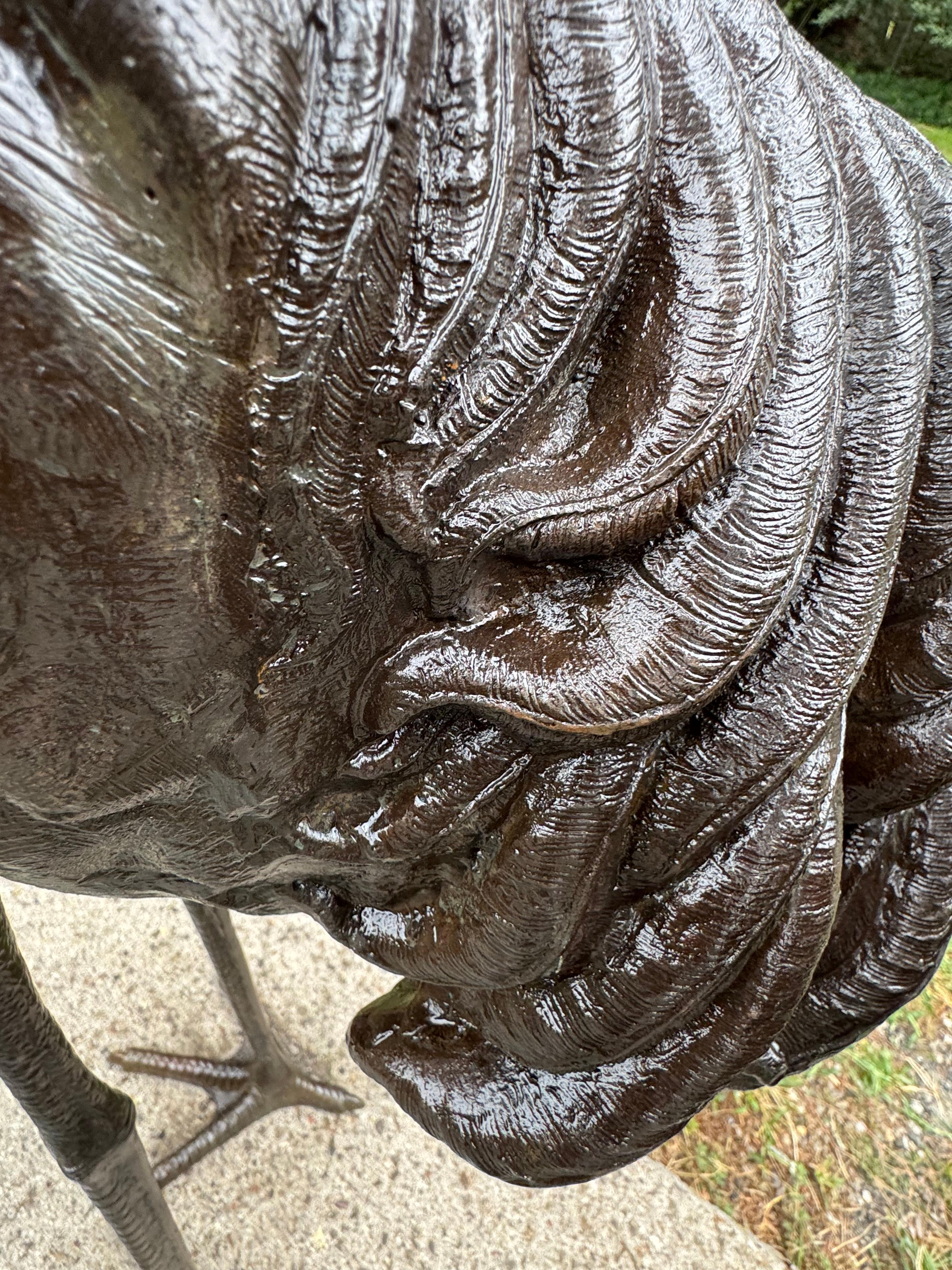 Mid-Century moderno Statua di gru in piedi da 6 piedi in bronzo, impressionante per l'ingresso del giardino, una coppia in vendita
