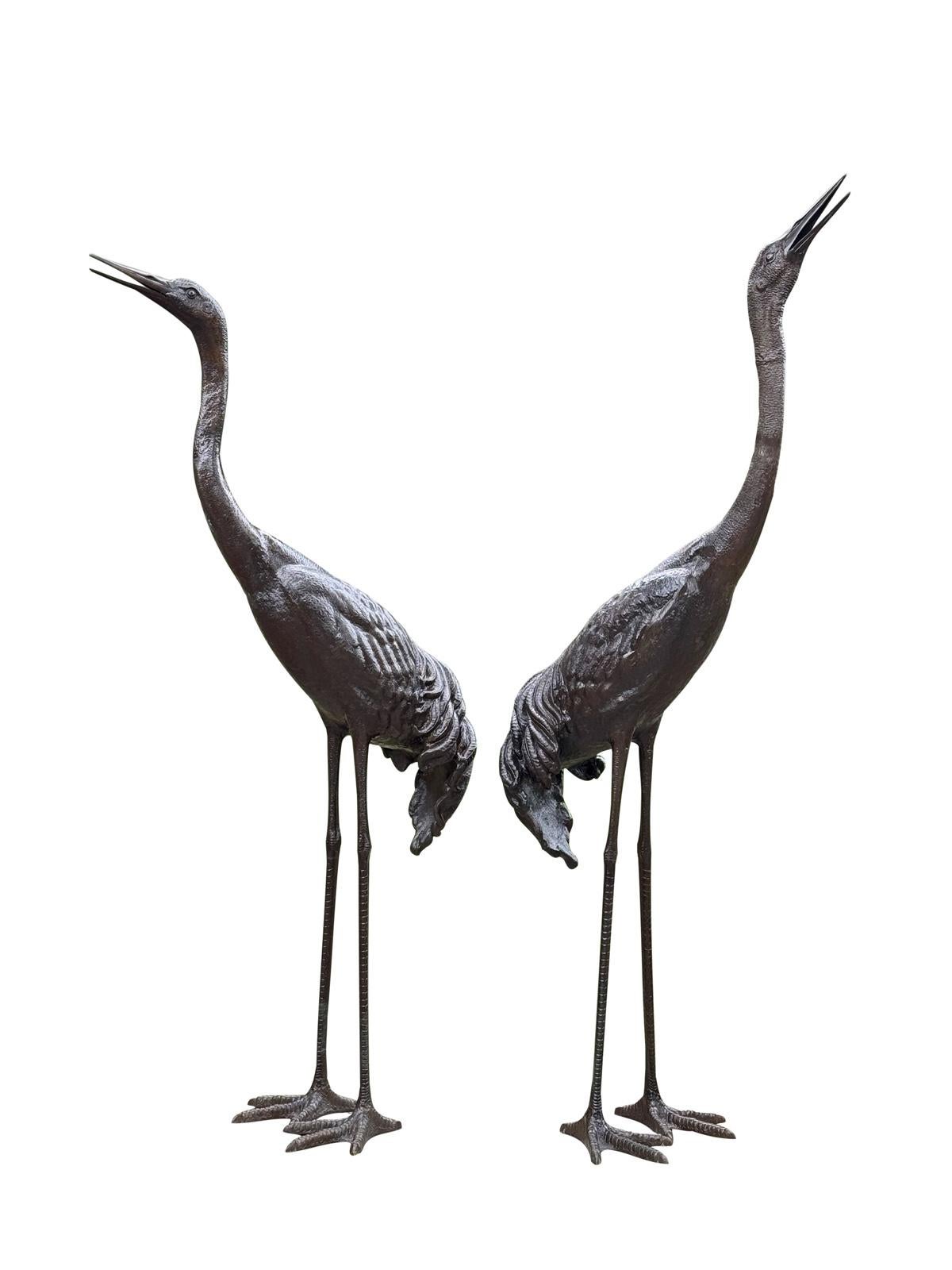 Statua di gru in piedi da 6 piedi in bronzo, impressionante per l'ingresso del giardino, una coppia In condizioni buone in vendita a Bensalem, PA