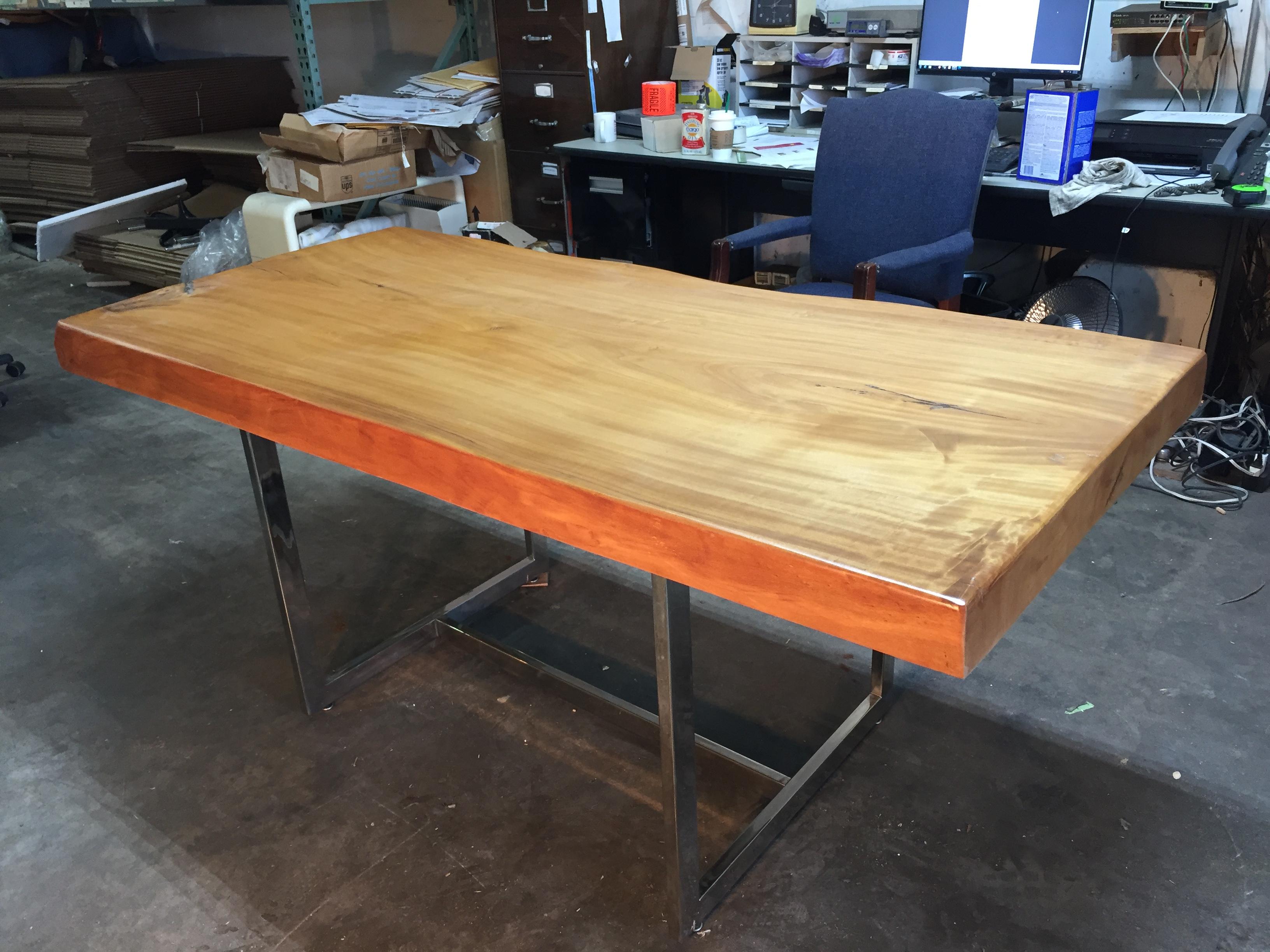 Live Edge Monkey Pod 3.5 Massivplatten-Schreibtisch mit Chromfuß im Zustand „Gut“ im Angebot in Pasadena, TX