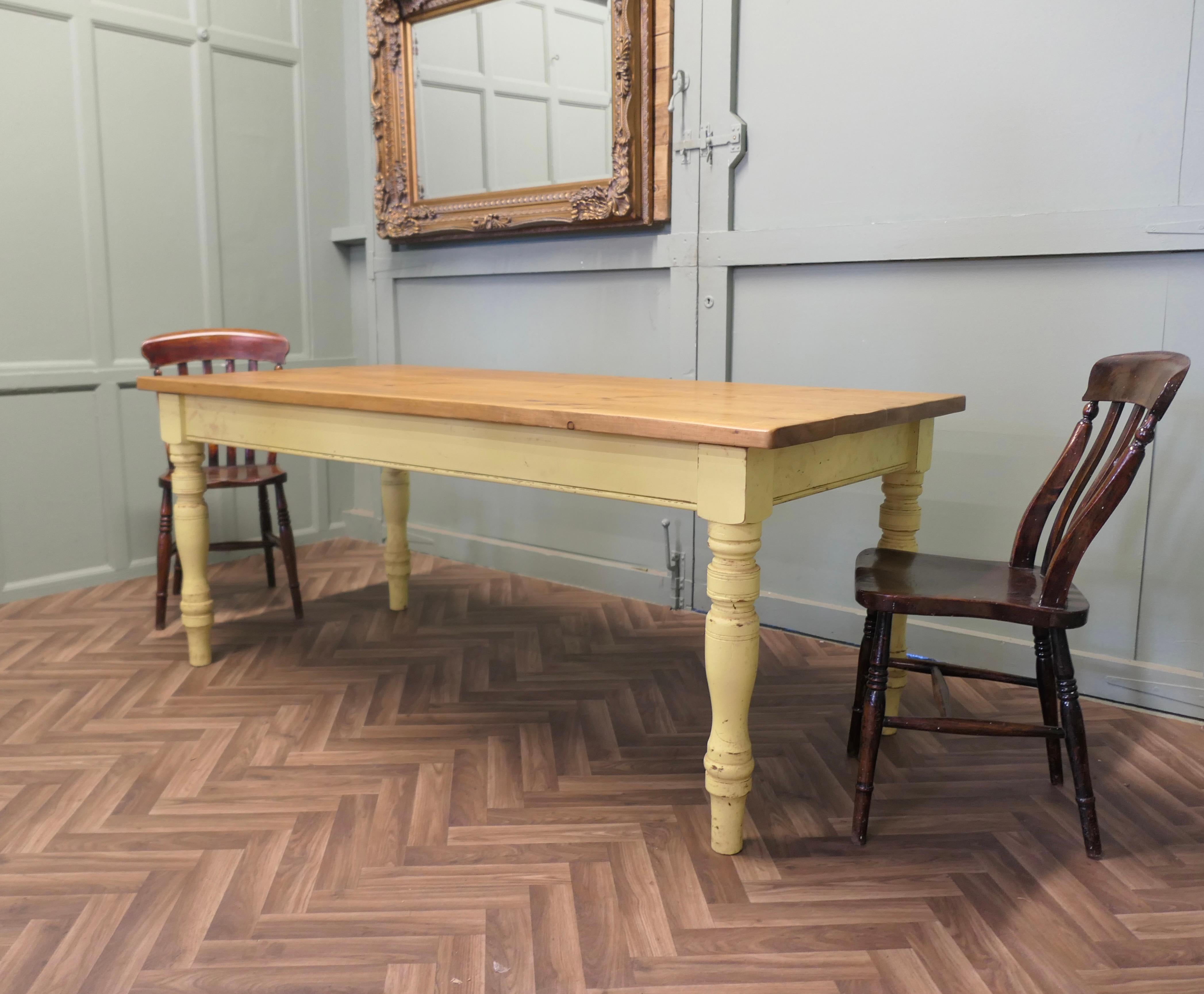 6ft. Table de ferme en pin long  

Il s'agit d'une bonne table de ferme, avec un plateau ancien ciré, les pieds massifs sont tournés et ont été peints en jaune primevère.
La table, bien qu'ancienne, est très solide,  il a quelques signes de sa vie