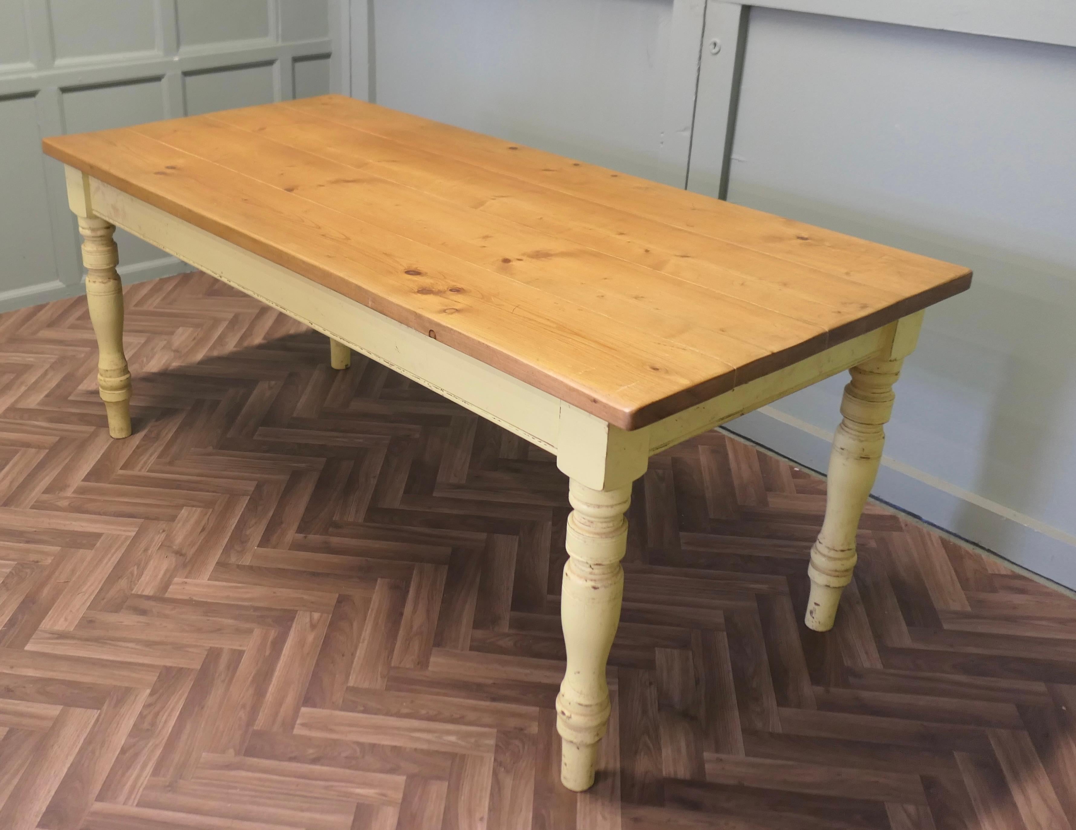 Pin 6ft. Table de ferme en pin long    C'est une bonne table de ferme en vente