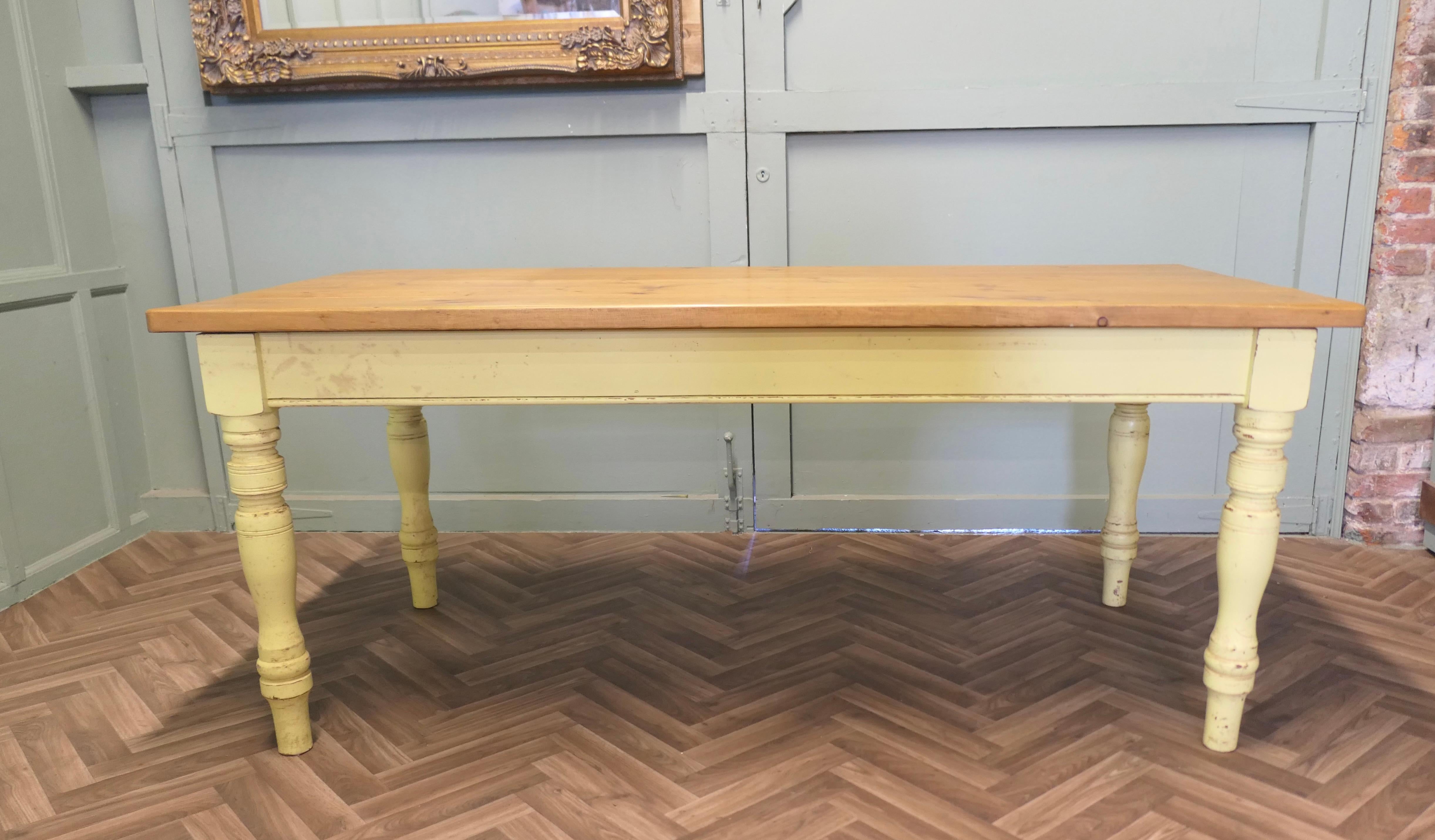 6ft. Table de ferme en pin long    C'est une bonne table de ferme en vente 1