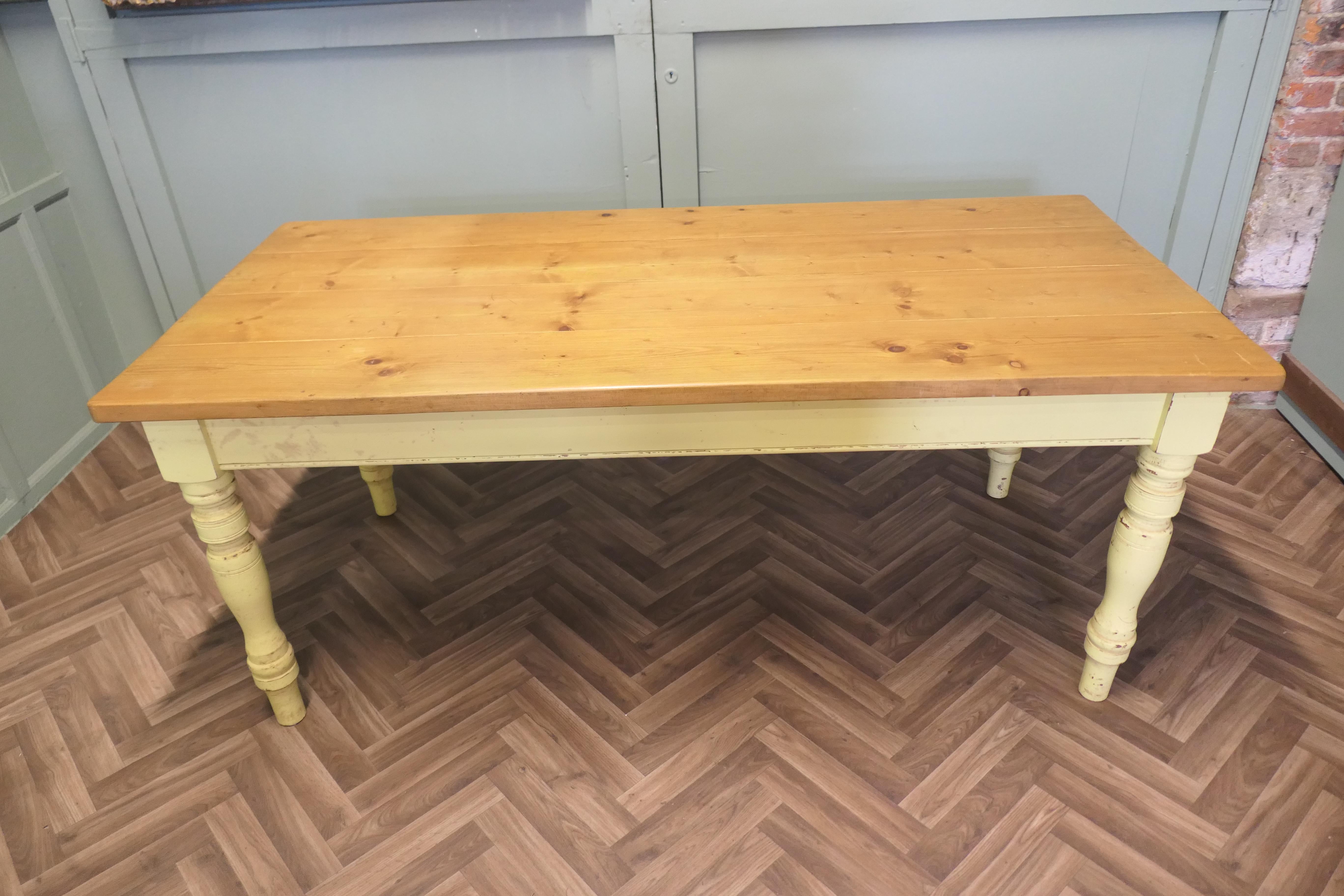 6ft. Table de ferme en pin long    C'est une bonne table de ferme en vente 2