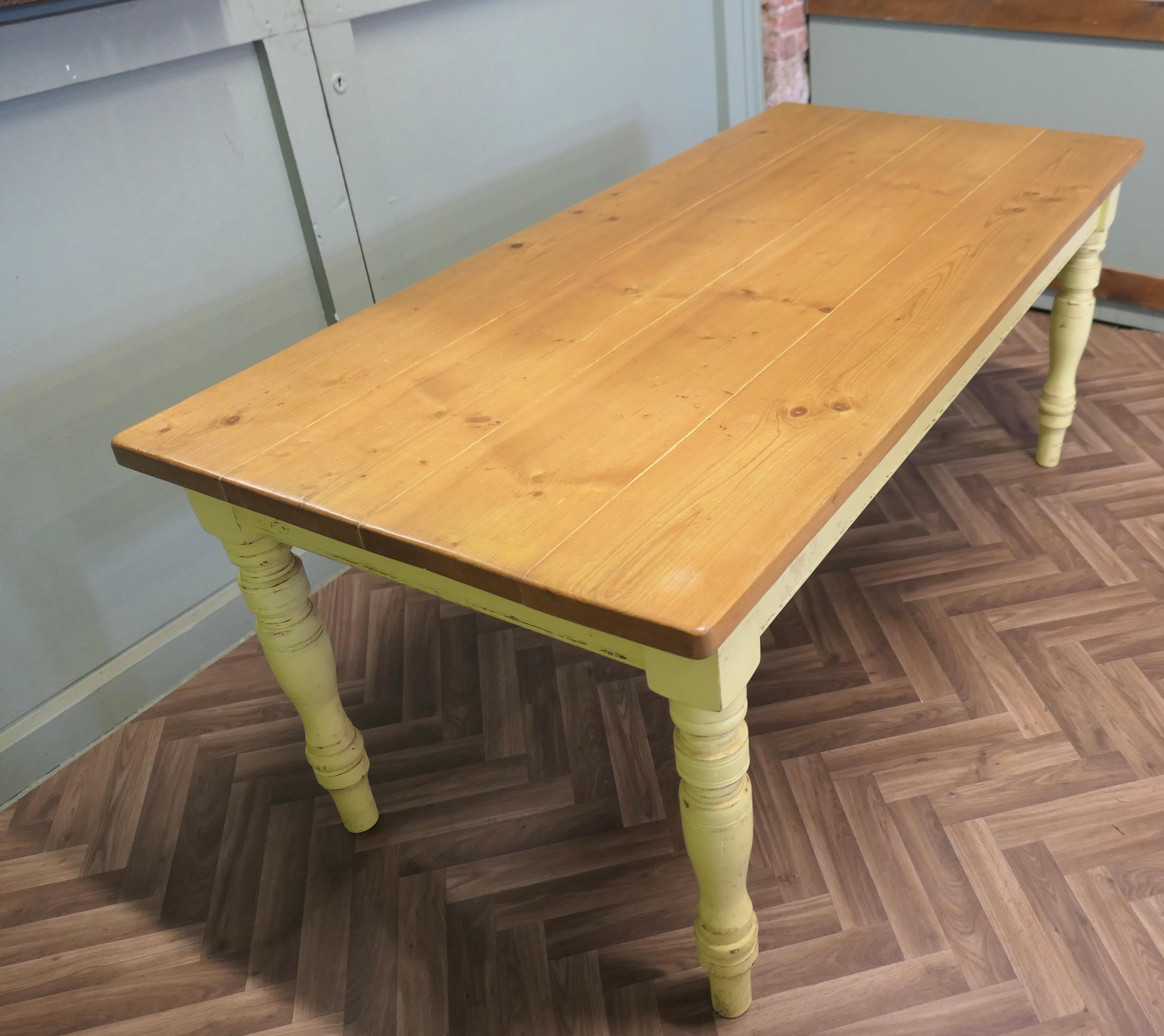 6ft. Table de ferme en pin long    C'est une bonne table de ferme en vente 3